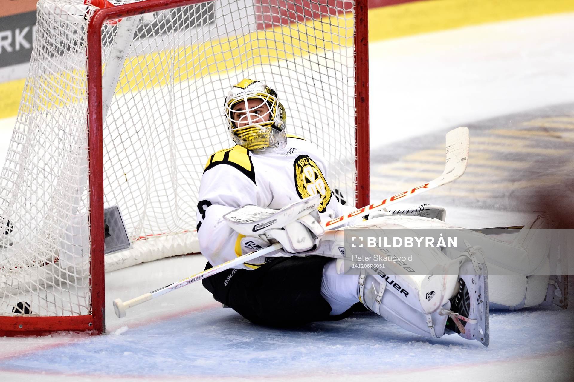 Brynäs målvakt Bernhard Starkbaum sitter på isen