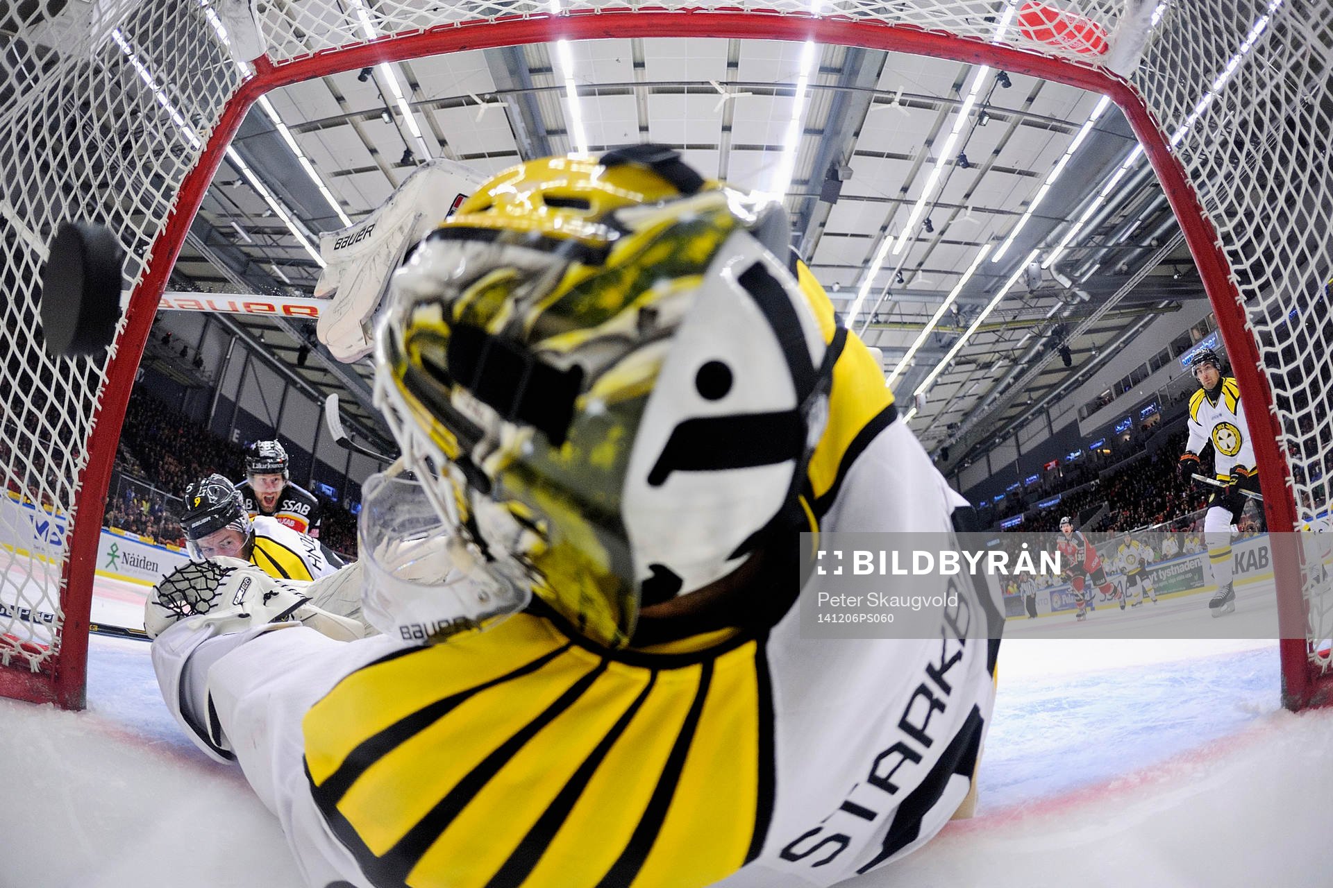 Brynäs målvakt Bernhard Starkbaum kan inte stoppa Luleås