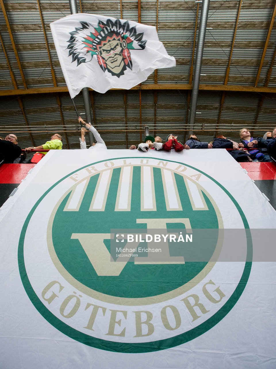 Frölunda supporter med flagga ovanför Frölundas gamla