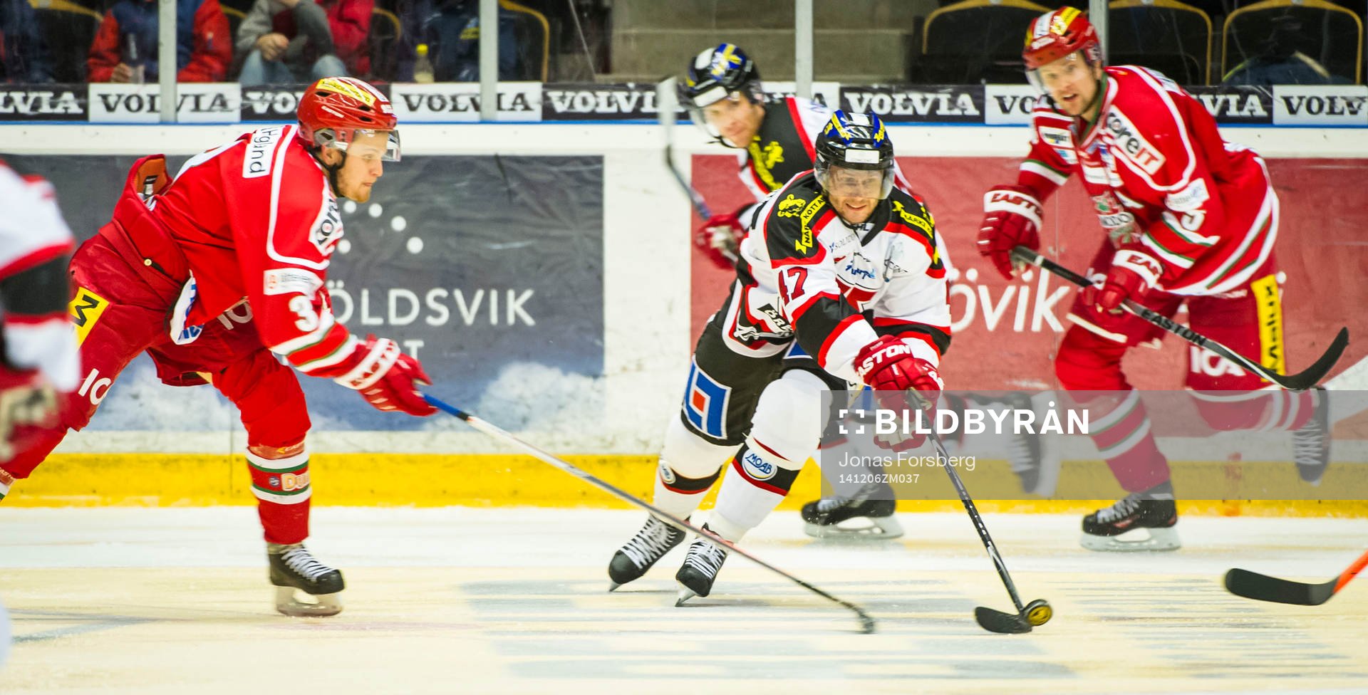 Örebros Johan Adolfsson spelar pucken mellan Modos Joonas