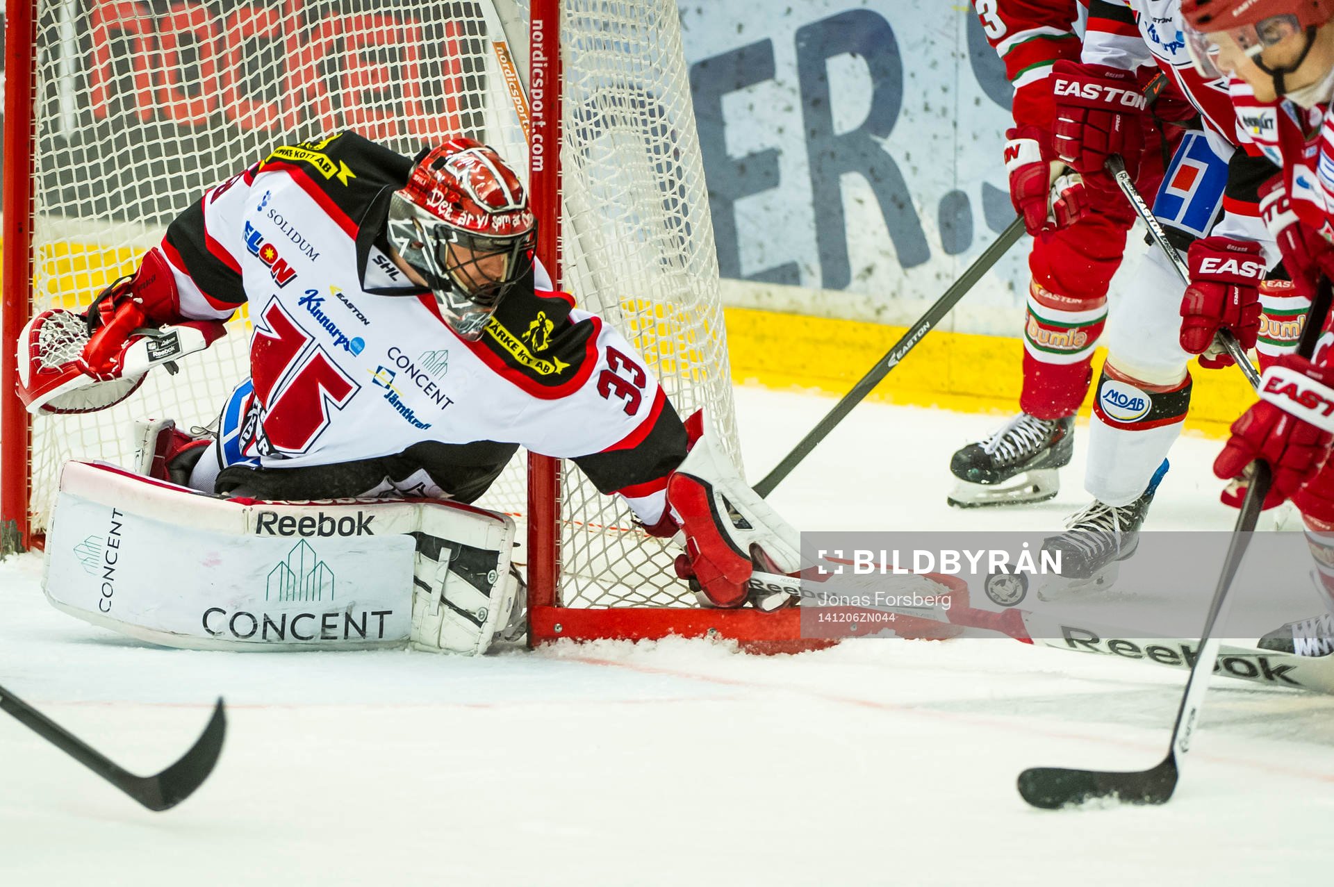 Örebros målvakt Julius Hudacek räddar