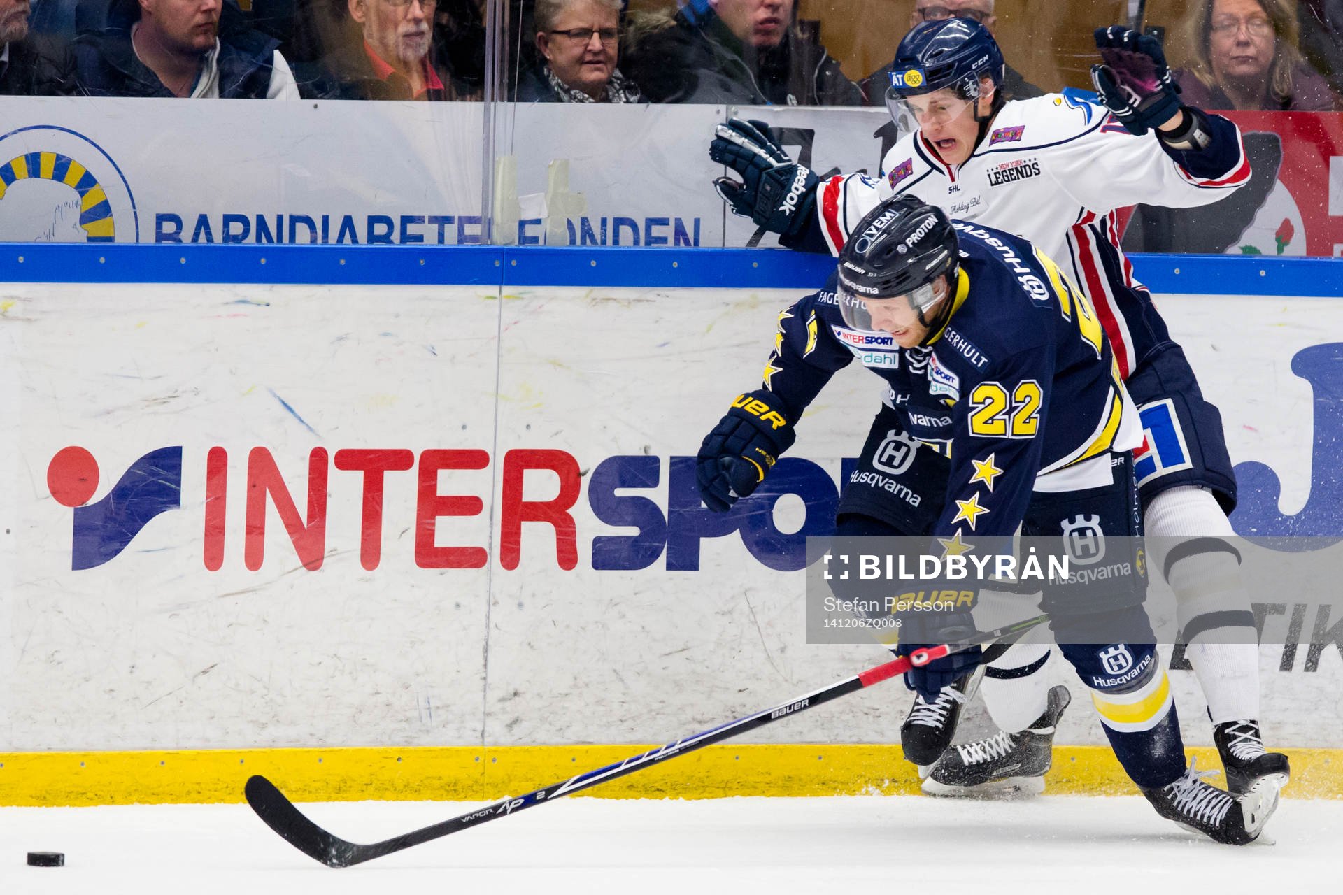 s David Petrasek med pucken mot Linköpings Henrik