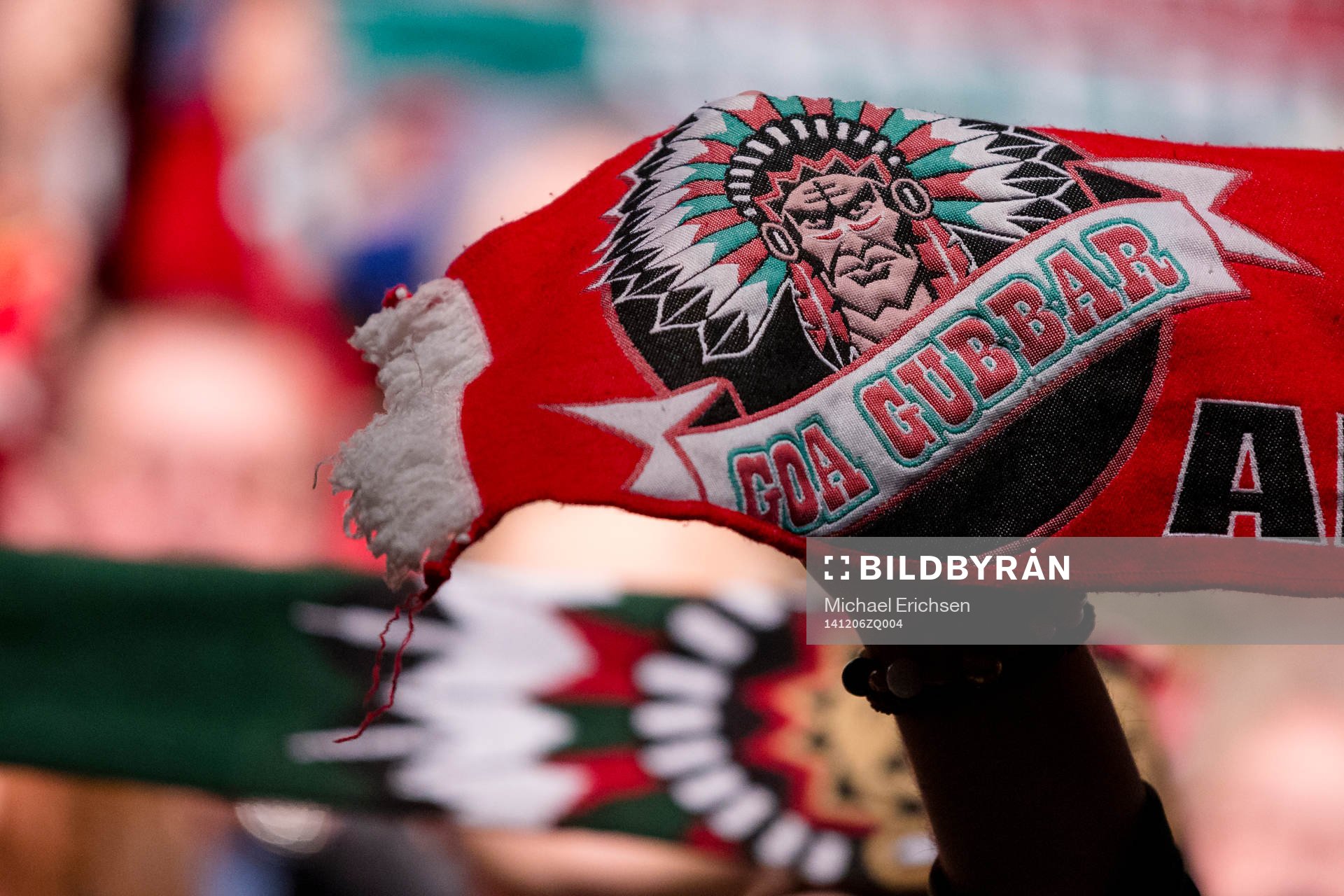 En Frölunda halsduk på läktaren