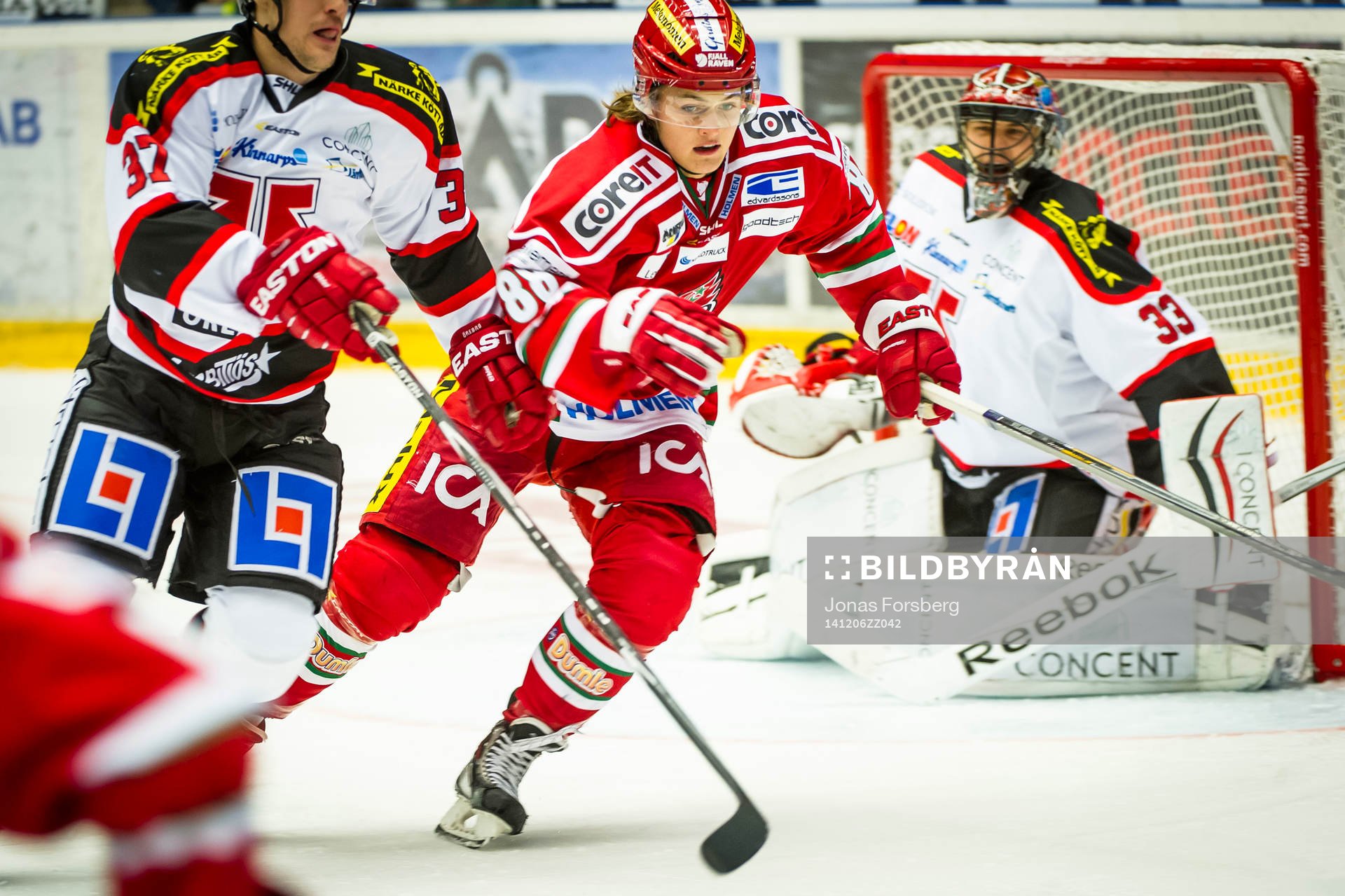 Modos William Nylander mot Örebros målvakt Julius Hudacek