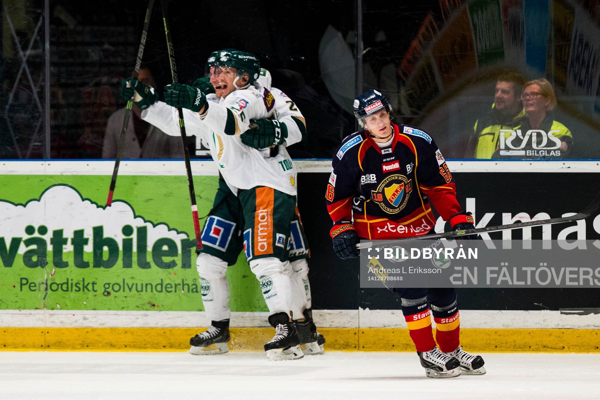 Färjestads Ole-Kristian Tollefsen jublar och Djurgårdens