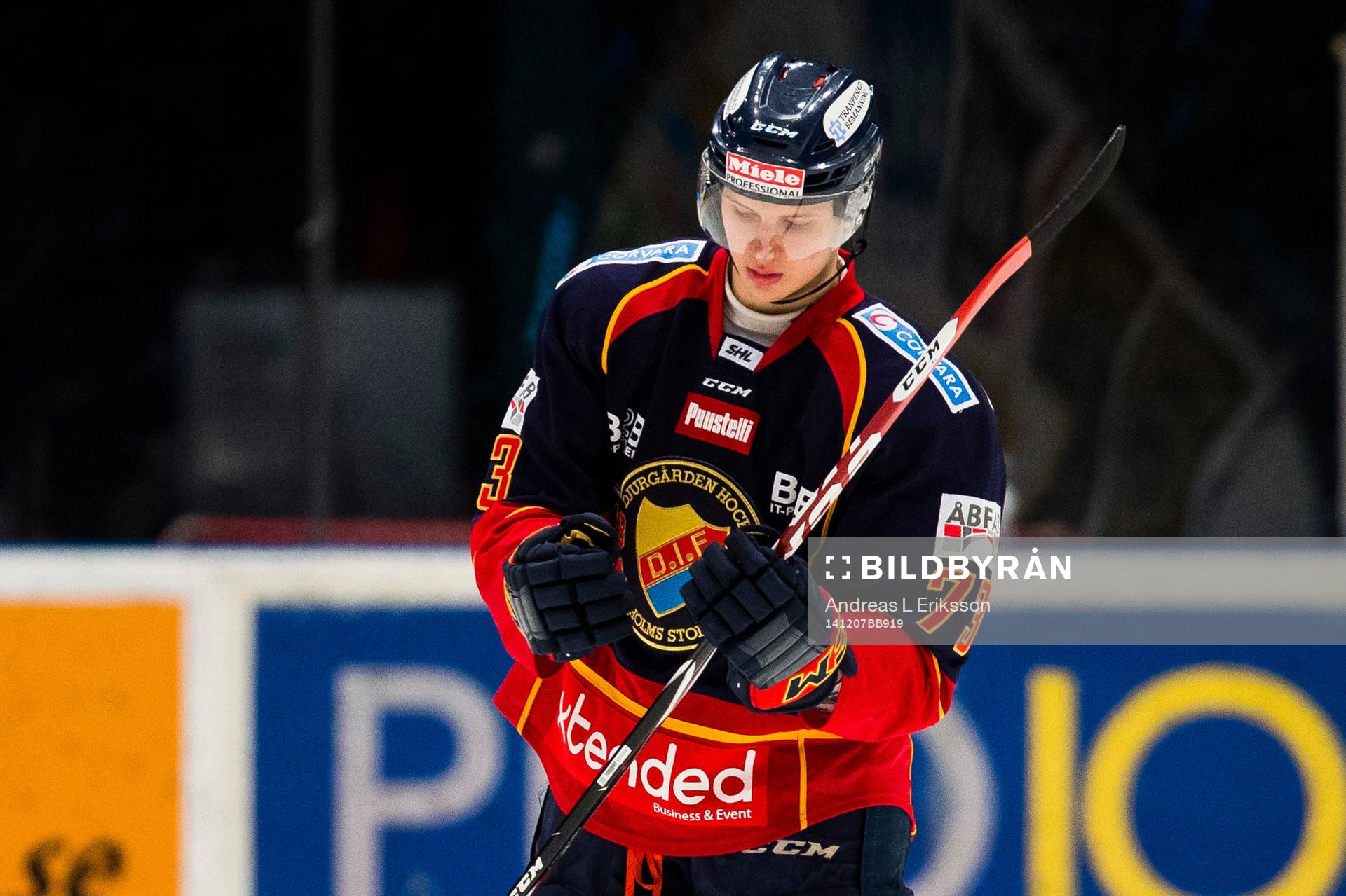 Djurgårdens Adam Ollas Mattsson ser deppig ut