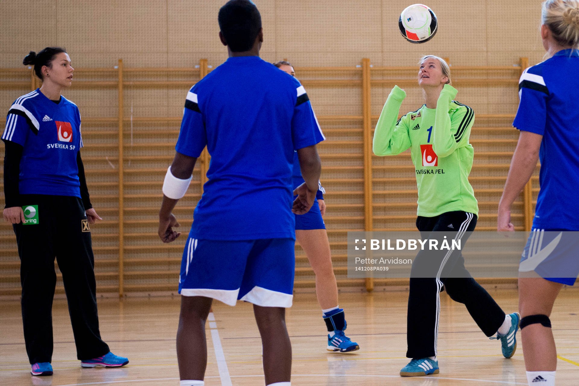 Sveriges målvakt Johanna Bundsen nickar en fotboll och