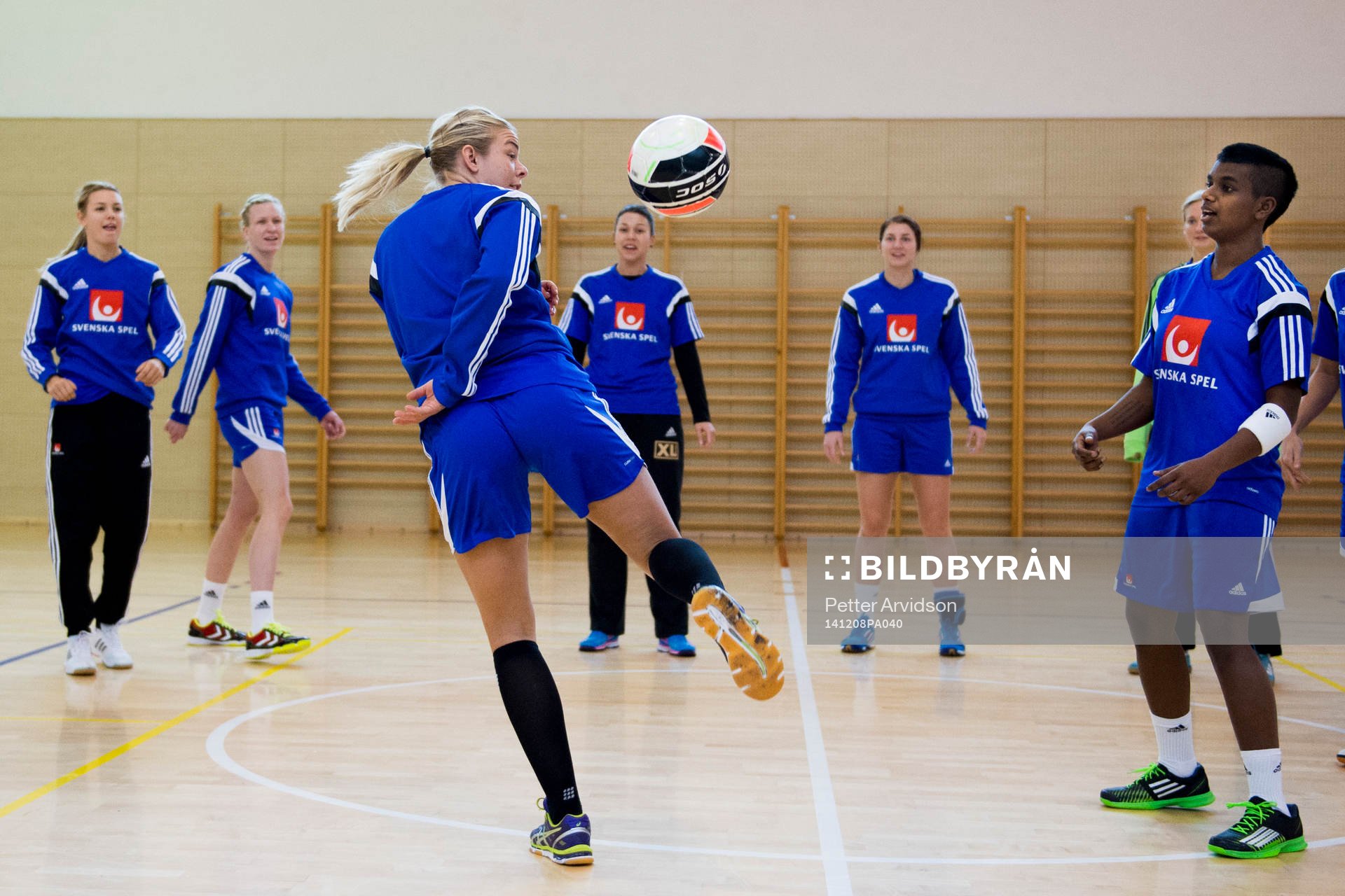 Sveriges spelare med Jessica Helleberg (m) spelar fotboll