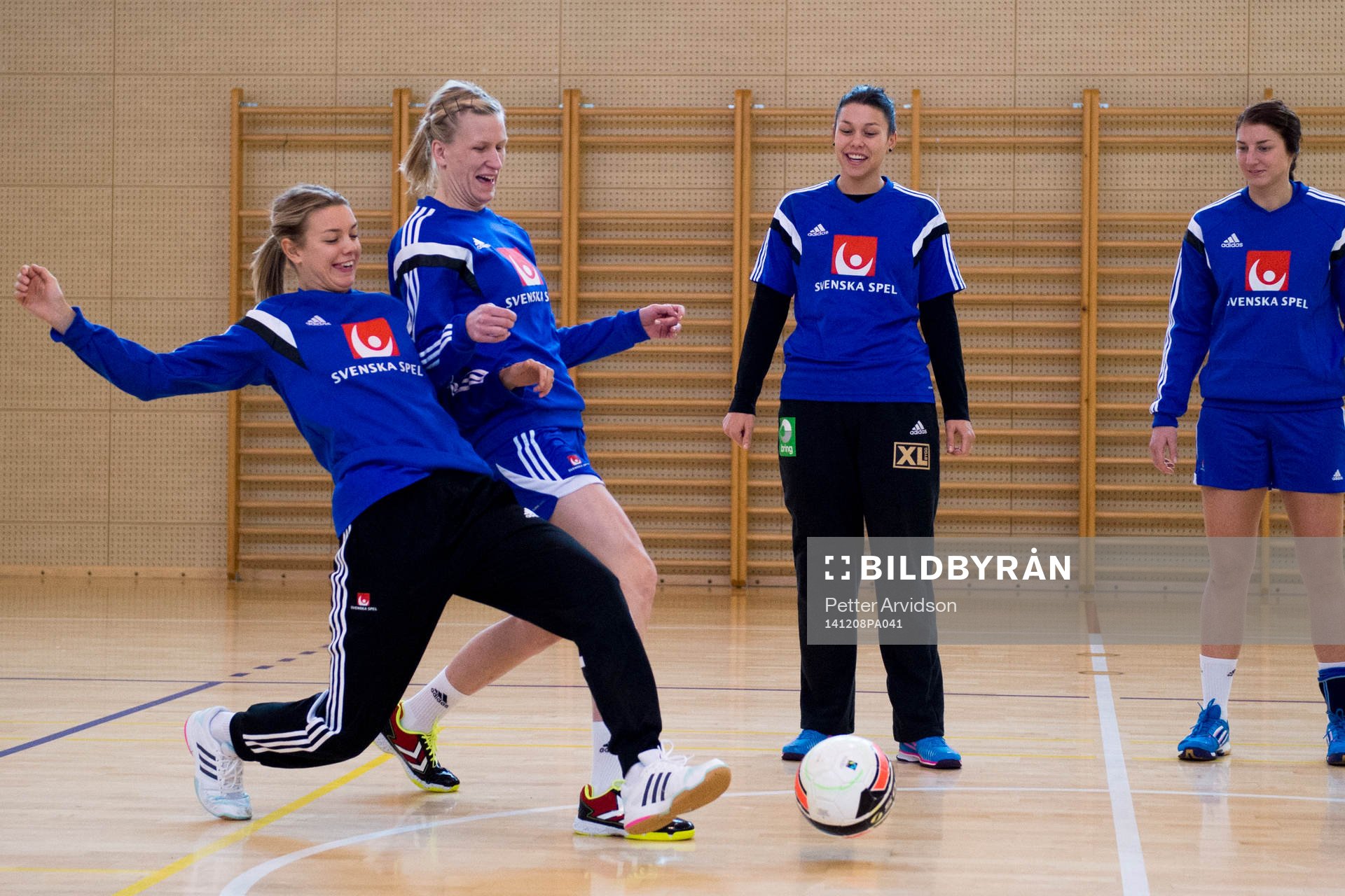 Sveriges Hanna Fogelström och Anna-Maria Johansson i kamp om en fotboll, målvakt Filippa Idéhn och Linn Blohm tittar på under en träning inför EM den 8 december 2014 i Varazdin.