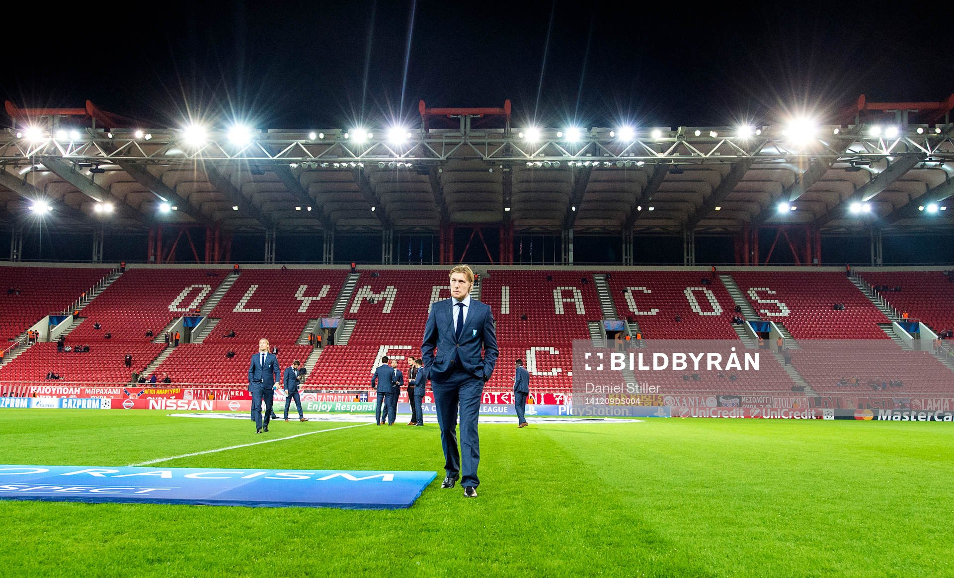 Malmö FFs Emil Forsberg innan fotbollsmatchen i Champions League mellan Malmö FF och Olympiakos den 9 december 2014 i Aten, Grekland.