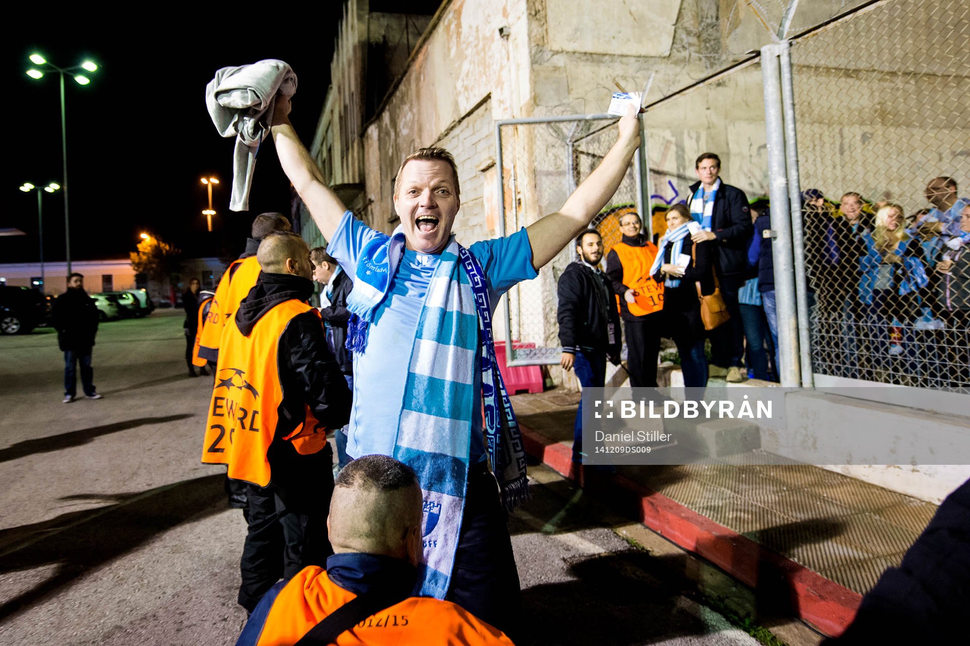 Glad Malmö-supporter innan fotbollsmatchen i Champions