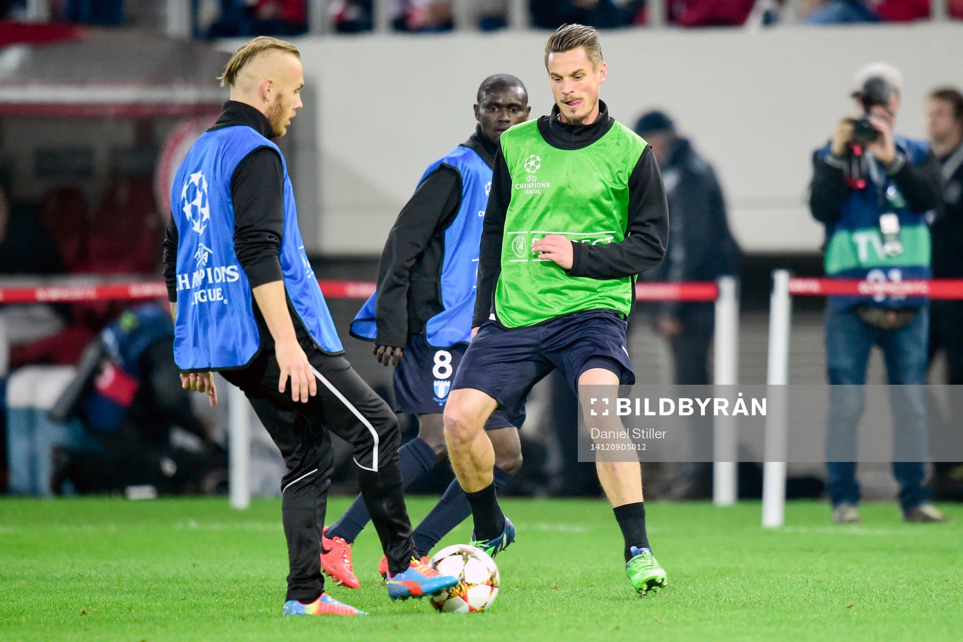 Malmö FFs Magnus Eriksson och Markus Rosenberg värmer upp innan fotbollsmatchen i Champions League mellan Olympiakos och Malmö FF den 9 december 2014 i Aten, Grekland.