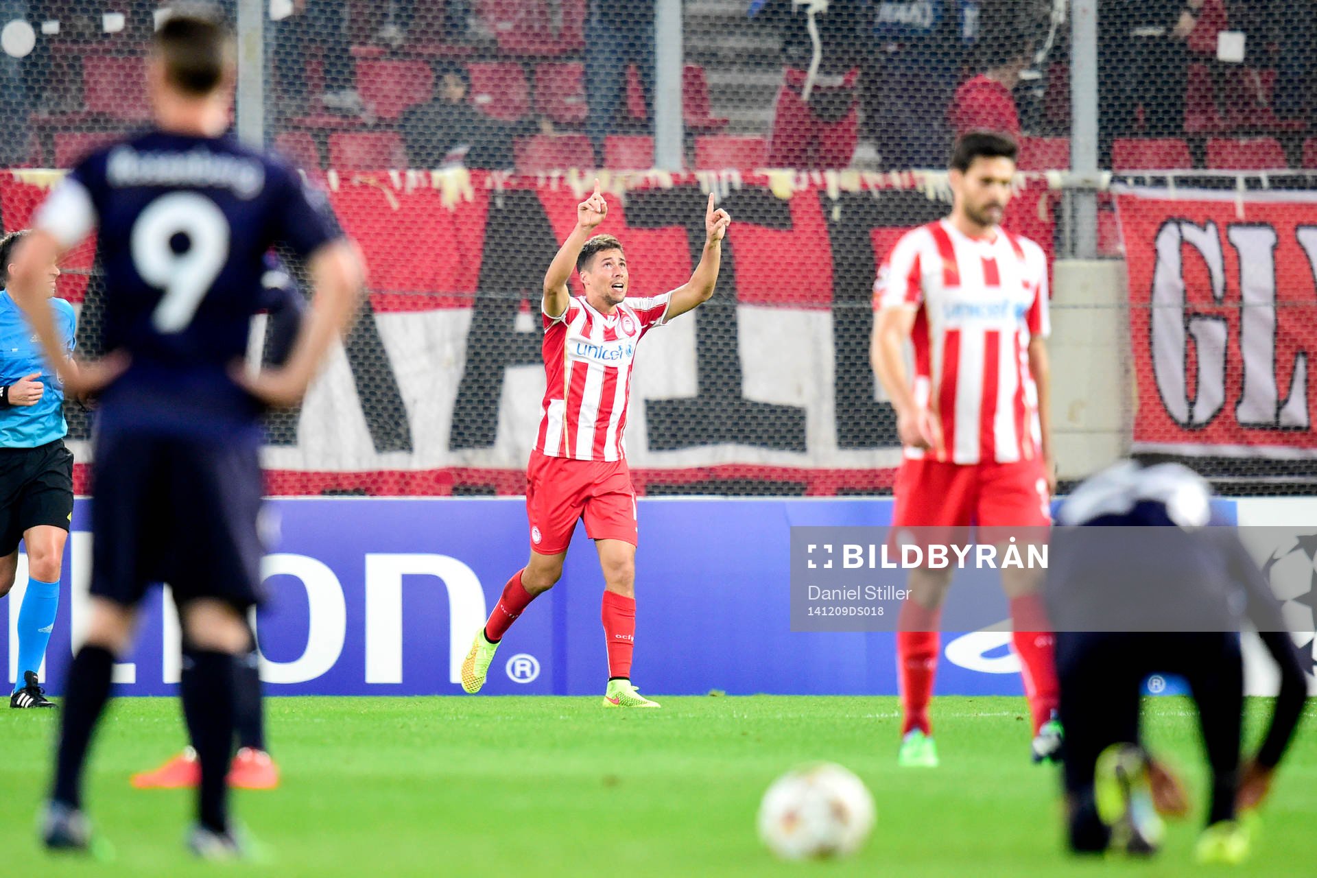 Olympiakos David Fuster jublar efter 1-0 under fotbollsmatchen i Champions League mellan Olympiakos och Malmö FF den 9 december 2014 i Aten, Grekland.