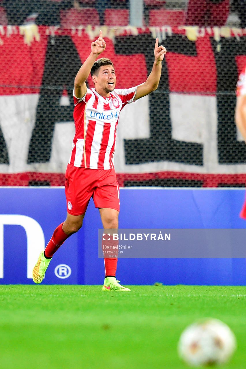 Olympiakos David Fuster jublar efter 1-0 under fotbollsmatchen i Champions League mellan Olympiakos och Malmö FF den 9 december 2014 i Aten, Grekland.