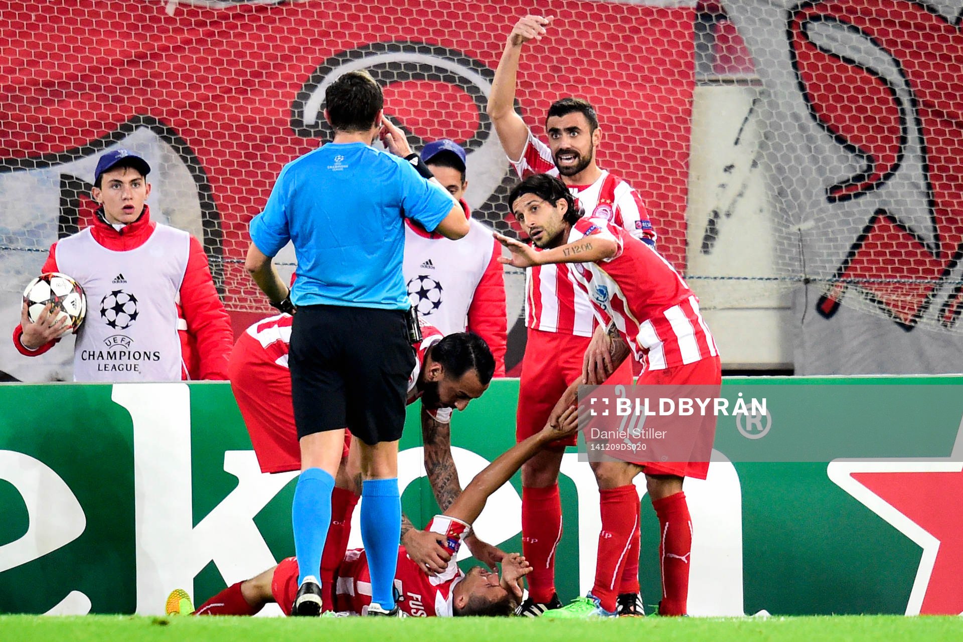 Olympiakos David Fuster nickar i stolpen och gör samtidigt