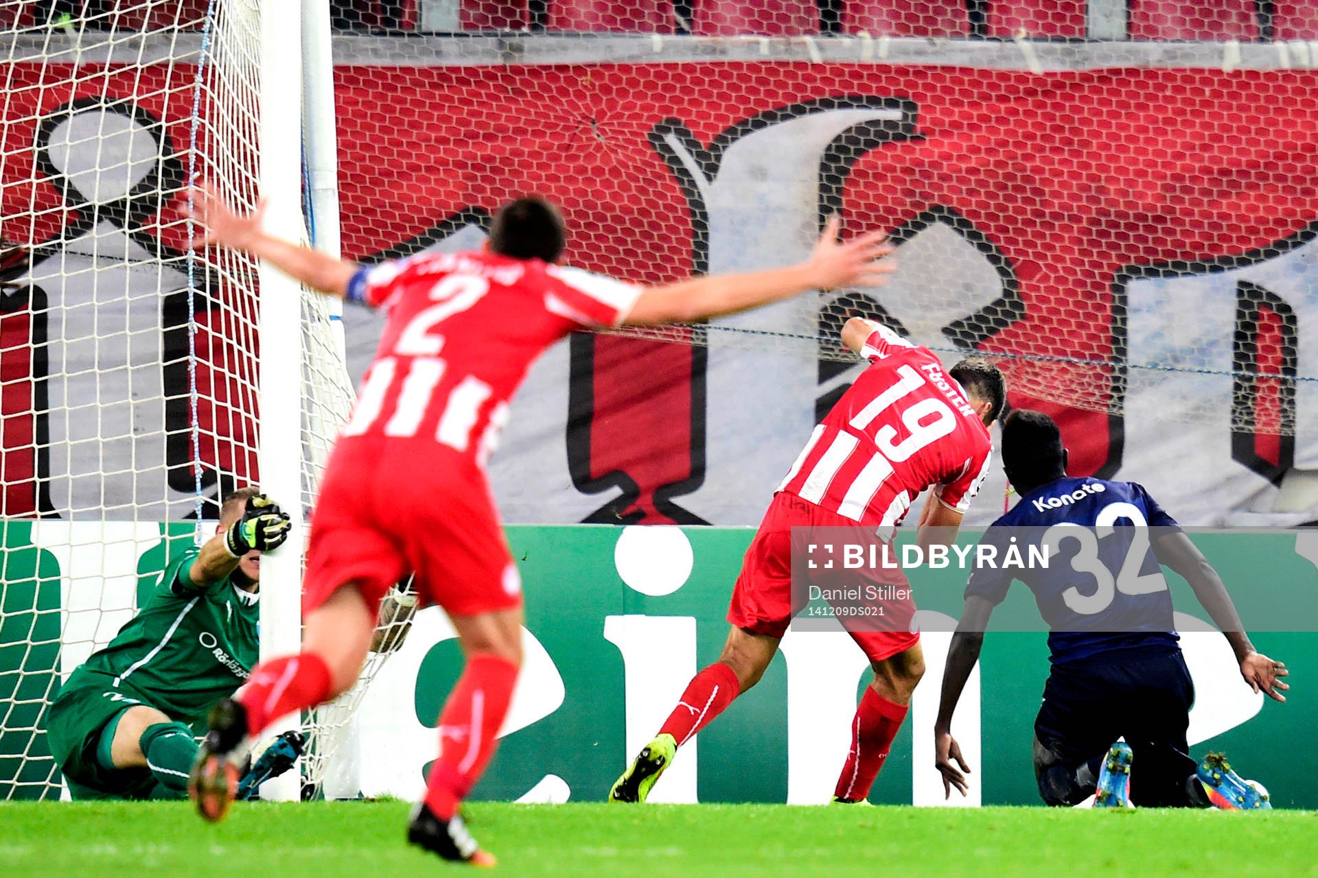 Olympiakos David Fuster gör 1-0 och nickar samtidigt i stolpen och skadar sig under fotbollsmatchen i Champions League mellan Olympiakos och Malmö FF den 9 december 2014 i Aten, Grekland.
