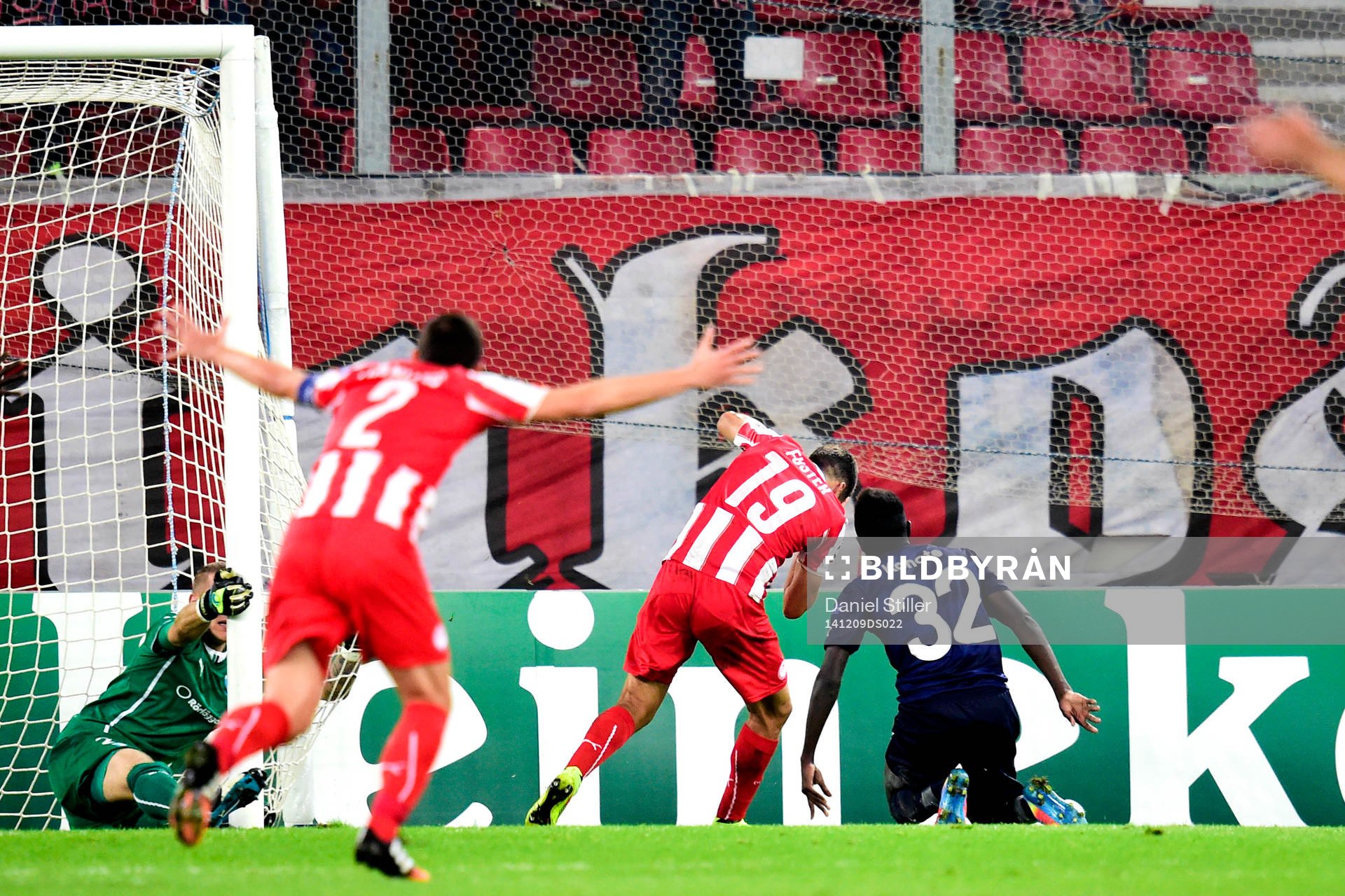 Olympiakos David Fuster gör 1-0 och nickar samtidigt i