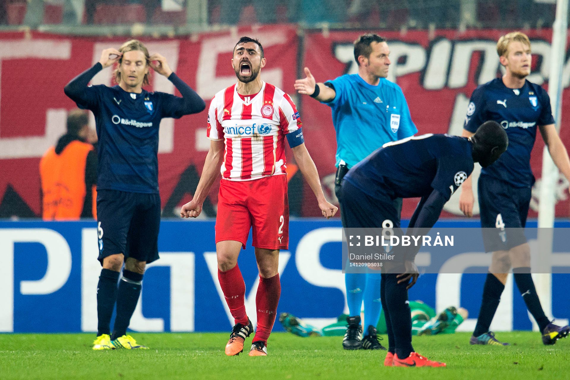 Olympiacos Giannis Maniatis jublar efter 4-2 under fotbollsmatchen i Champions League mellan Malmö FF och Olympiakos den 9 december 2014 i Aten, Grekland.