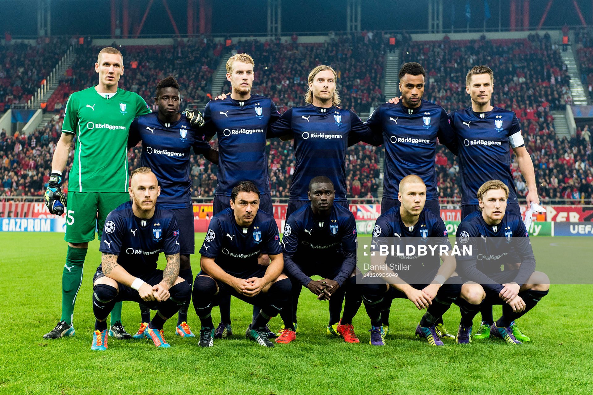 Malmö FFs lineup, bakre fr vänster: målvakt Robin Olsen, Pa Konate, Filip Helander, Markus Halsti, Isaac Kiese Thelin, Markus Rosenberg. Främre raden fr vänster: Magnus Eriksson, Ricardo Ferreira Da Silva, Enock Kofi Adu, Anton Tinnerholm, Emil Forsberg innan fotbollsmatchen i Champions League mellan Malmö FF och Olympiakos den 9 december 2014 i Aten, Grekland.
