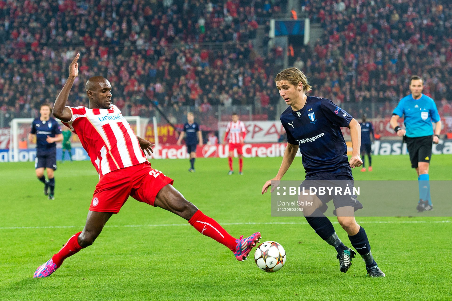 Malmö FFs Pawel Cibicki i kamps med Olympiacos Eric Abidal