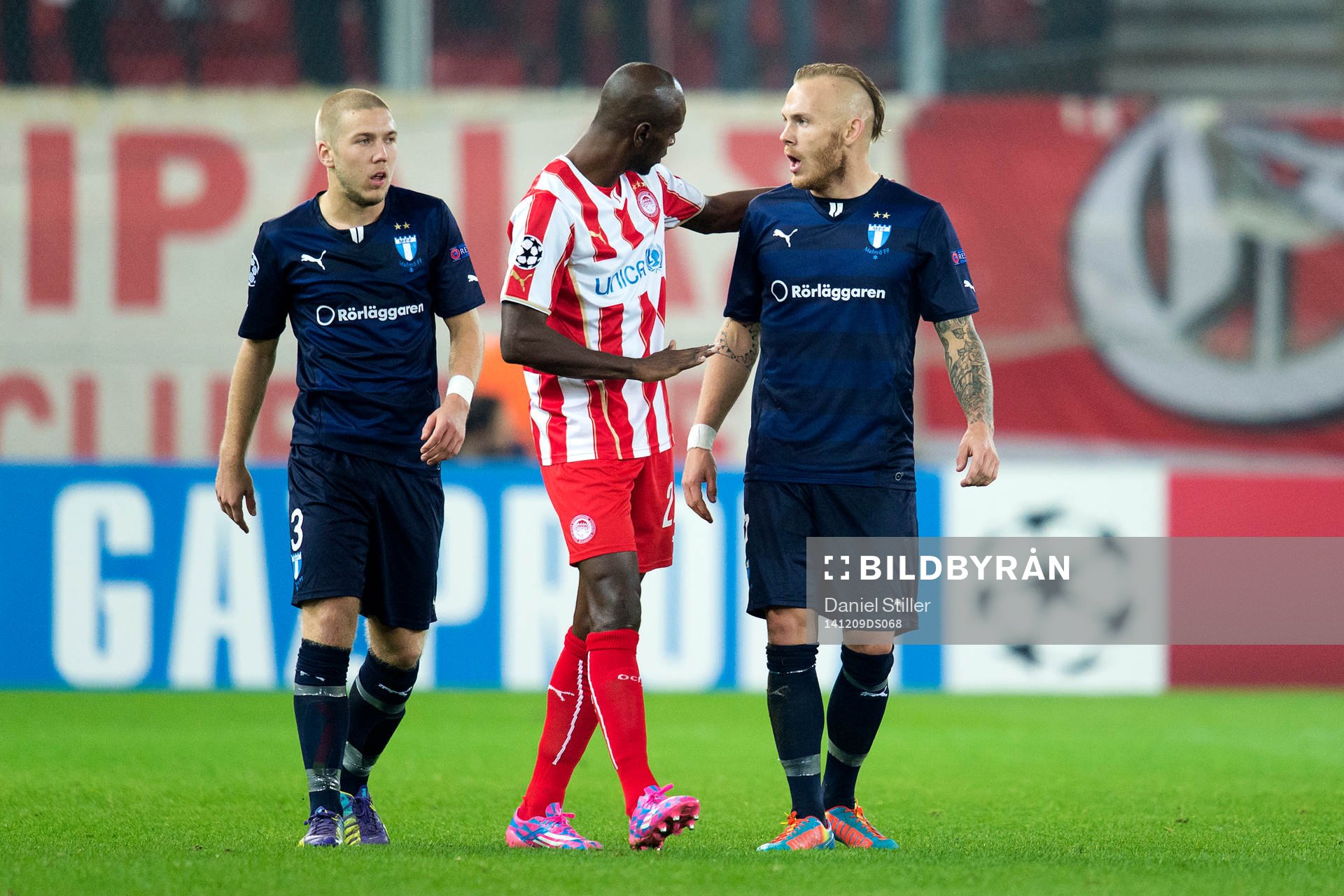 Olympiacos Eric Abidal och Malmö FFs Magnus Eriksson under fotbollsmatchen i Champions League mellan Malmö FF och Olympiakos den 9 december 2014 i Aten, Grekland.