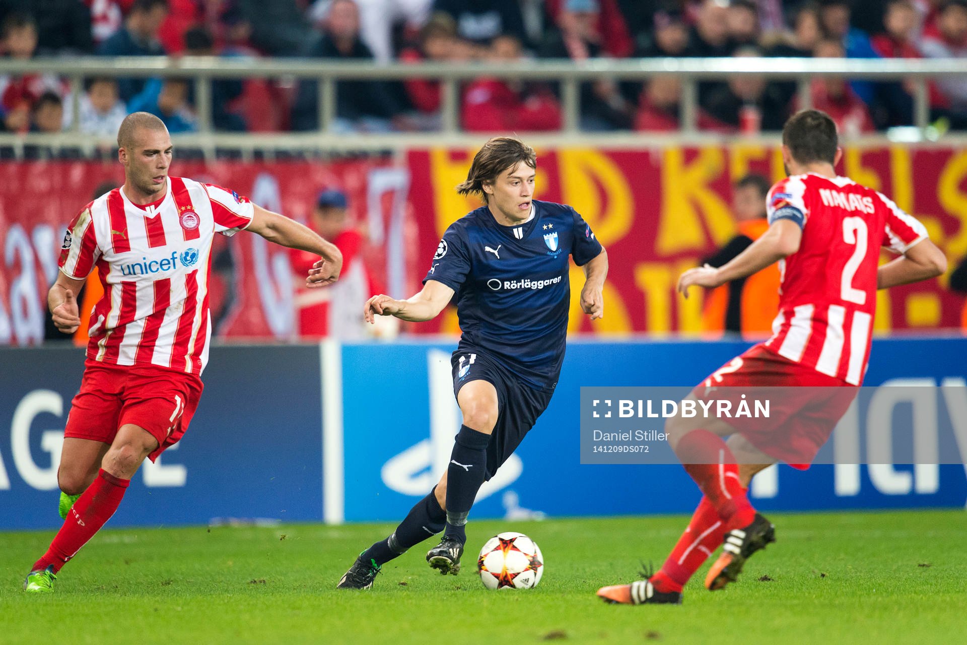 Malmö FFs Simon Thern, Olympiacos Pajtim Kasami och Giannis Maniatis under fotbollsmatchen i Champions League mellan Malmö FF och Olympiakos den 9 december 2014 i Aten, Grekland.