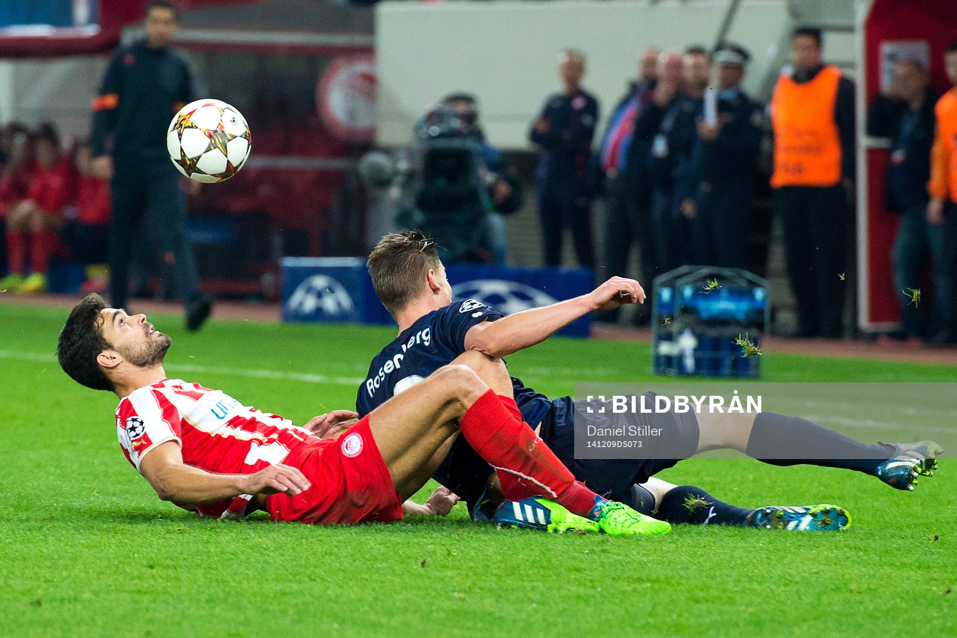 Olympiacos Alberto Botia och Malmö FFs Markus Rosenberg
