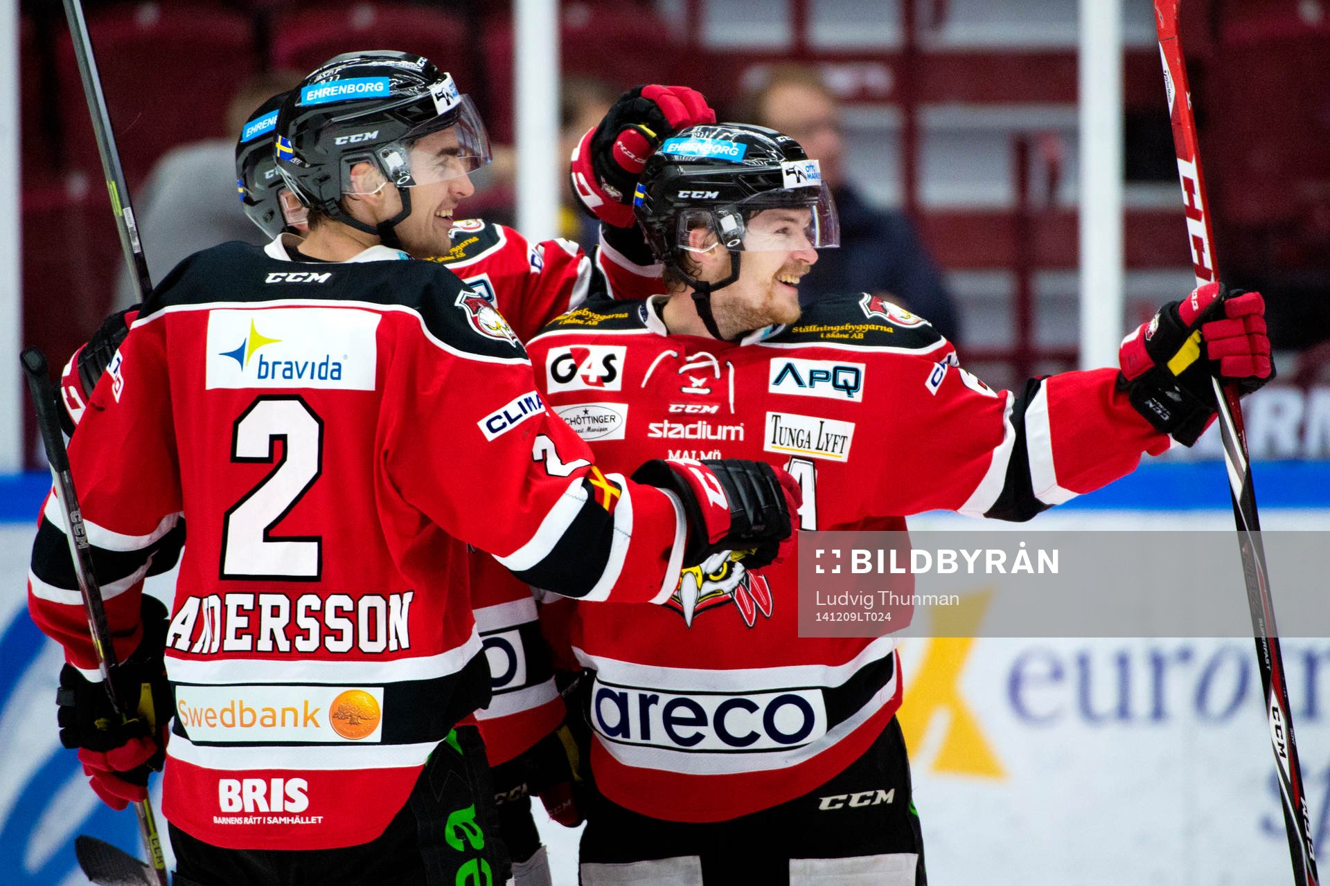Malmö Redhawks Nils Andersson och Nicklas Jadeland firar