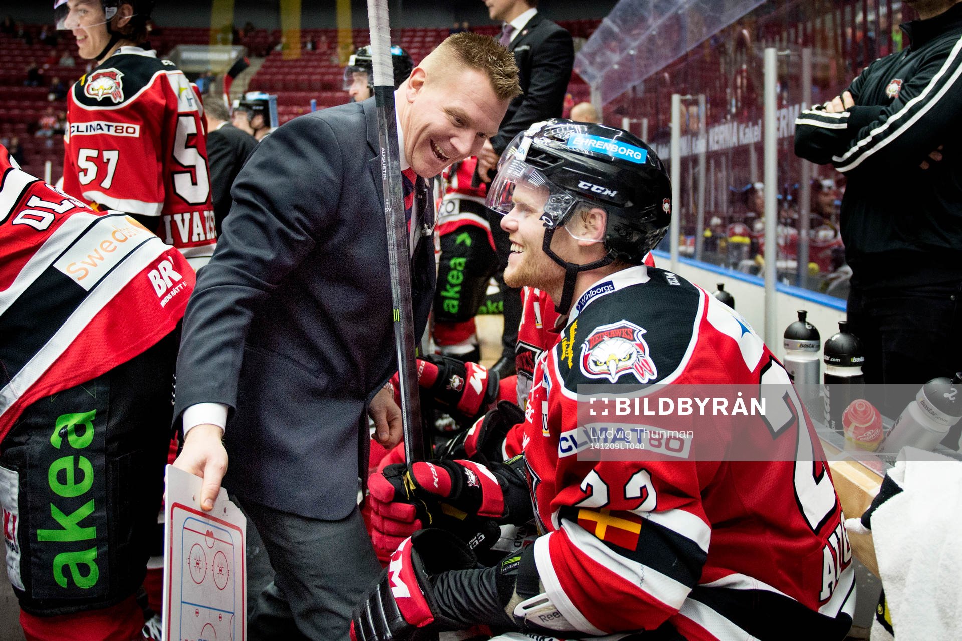 Malmö Redhawks tränare Jesper Mattsson gratulerar