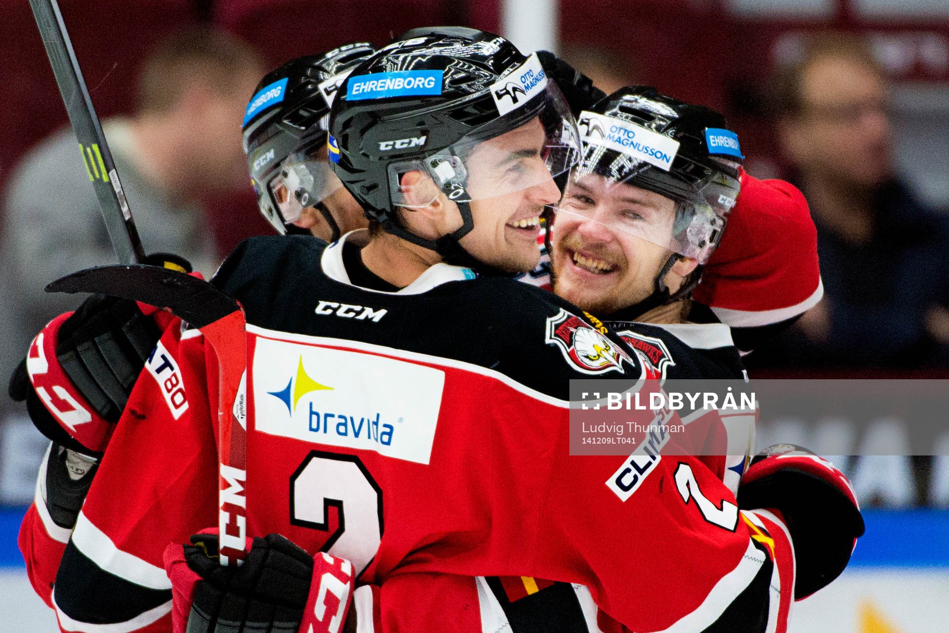 Malmö Redhawks Nils Andersson och Nicklas Jadeland kramar