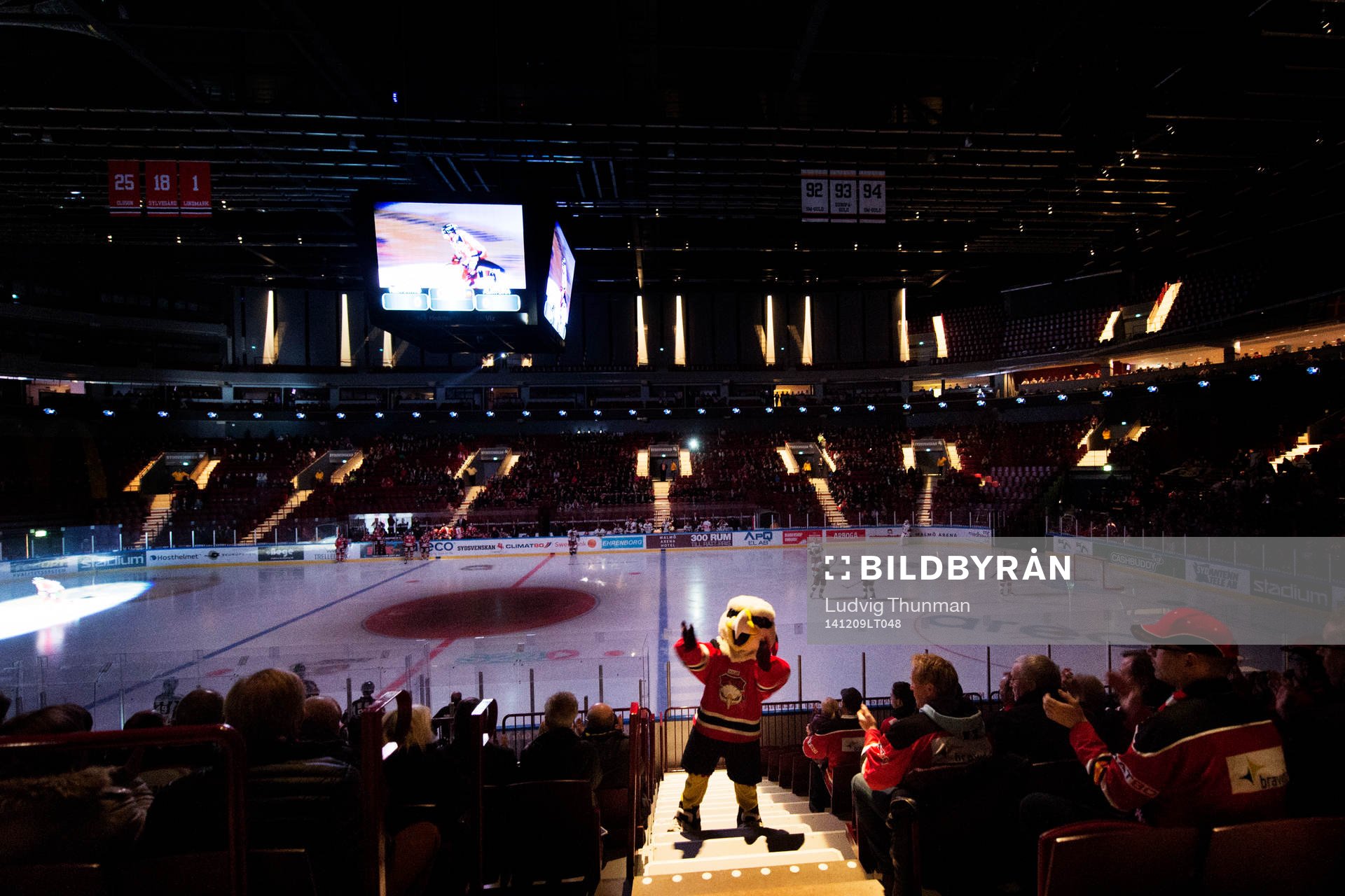 Malmö Redhawks maskot Hawkan värmer upp publiken