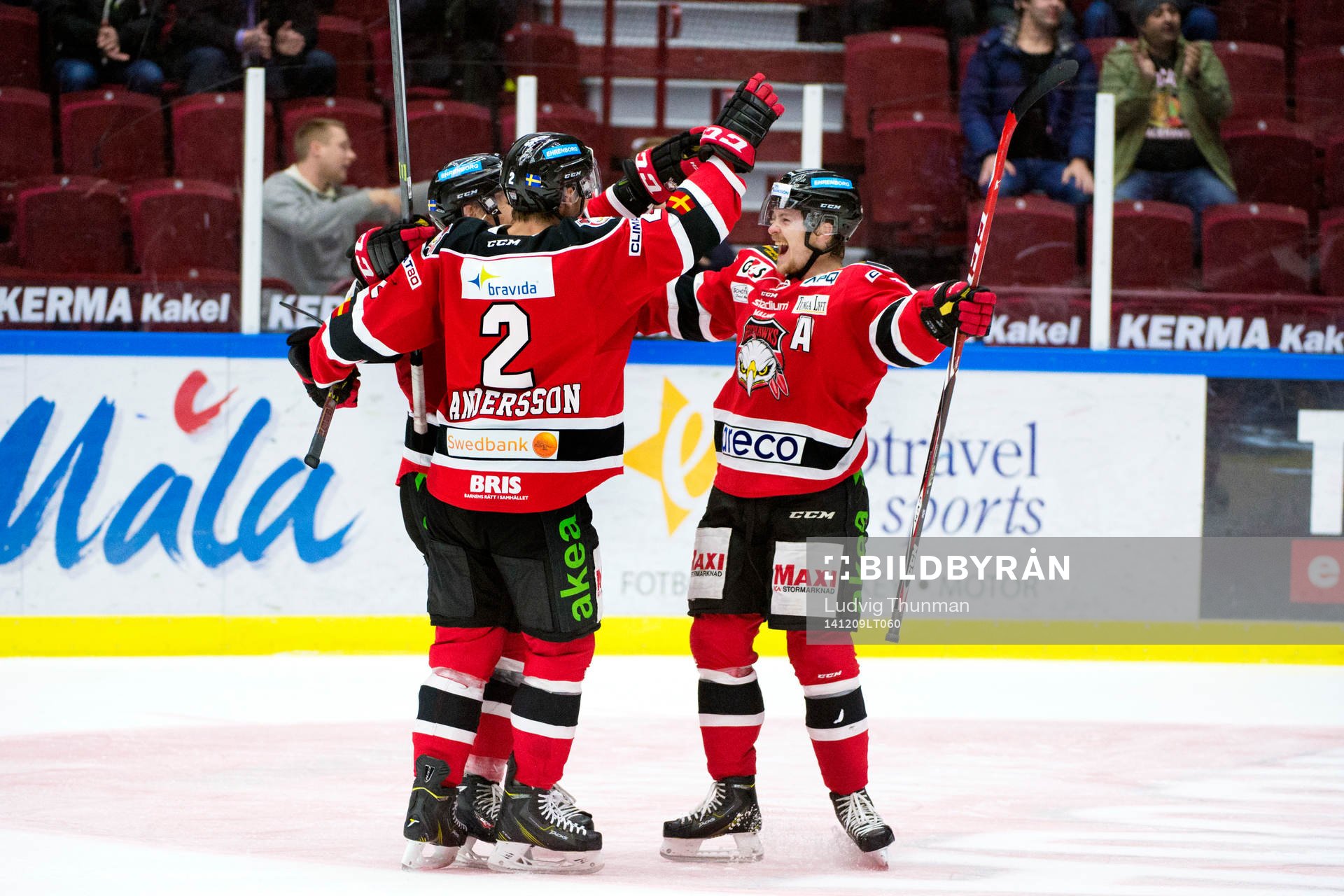 Malmö Redhawks Nils Andersson och Nicklas Jadeland kramar