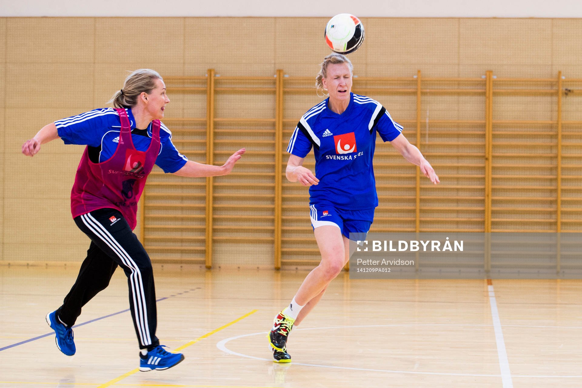 Sveriges förbundskapten Helle Thomsen och Anna-Maria Johansson spelar fotboll under en träning den 9 december 2014 i Varazdin. 