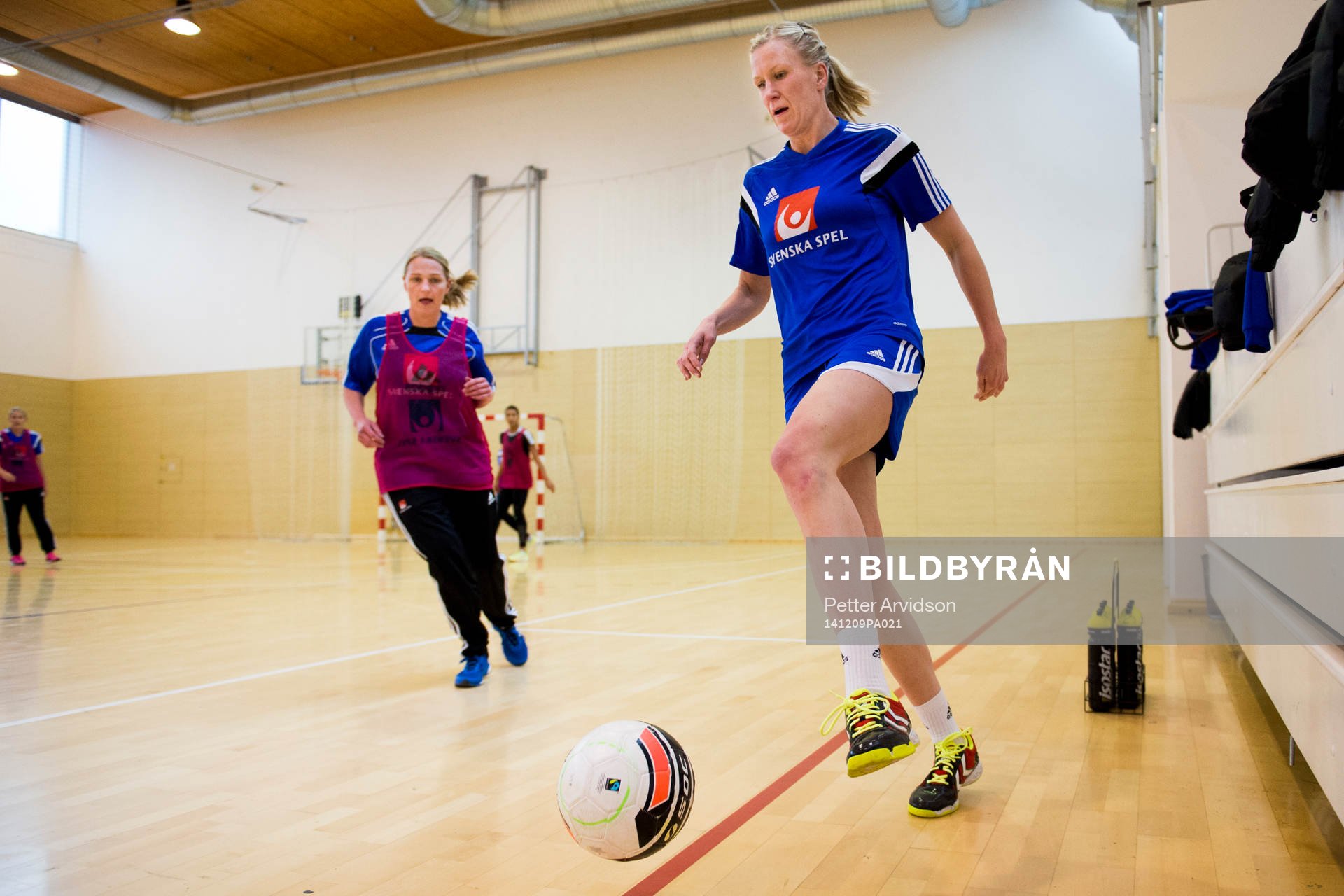 Sveriges Anna-Maria Johansson spelar fotboll under en träning den 9 december 2014 i Varazdin. 