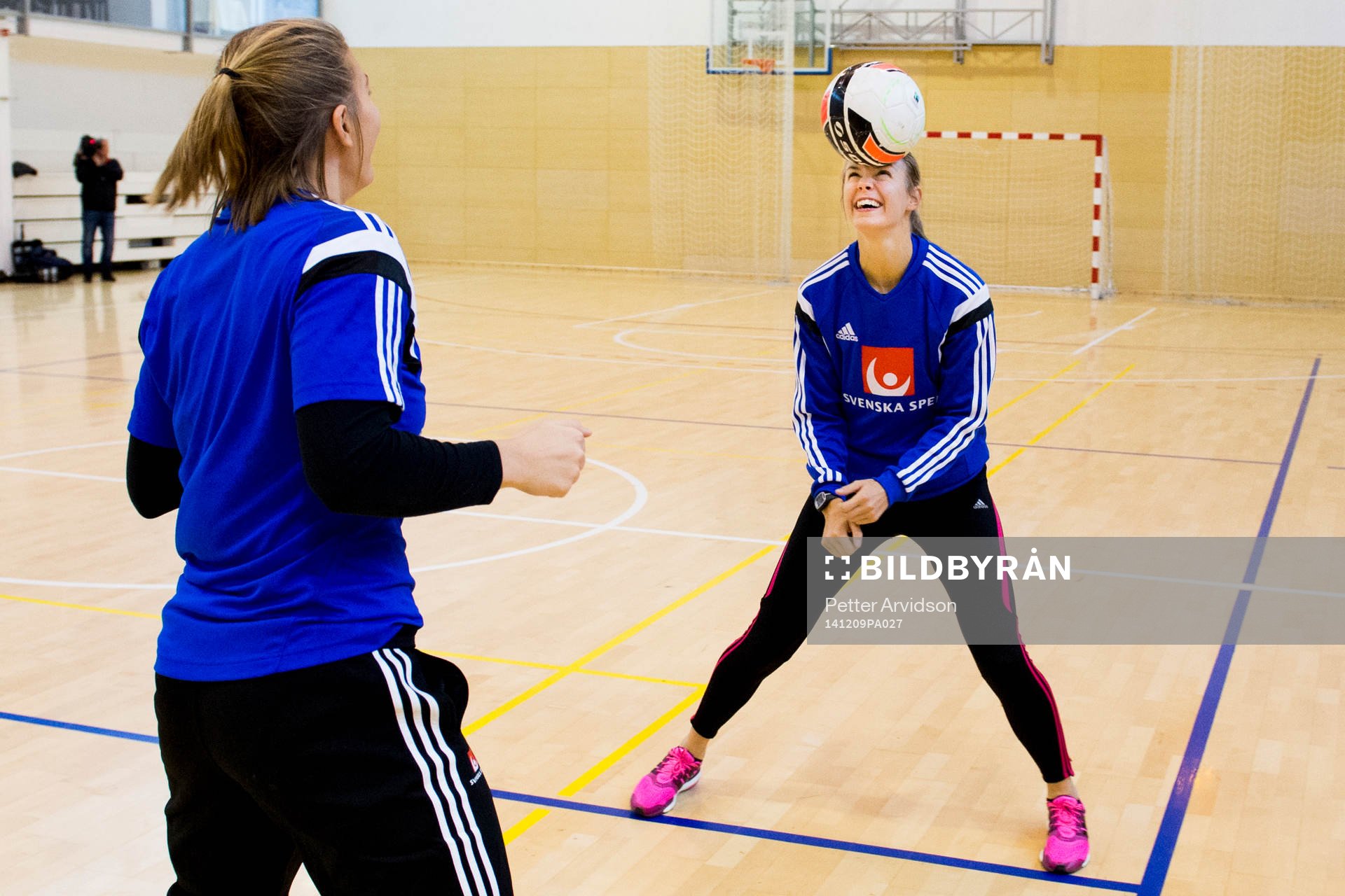 Sveriges Isabelle Gulldén och Hanna Fogelström trixar med
