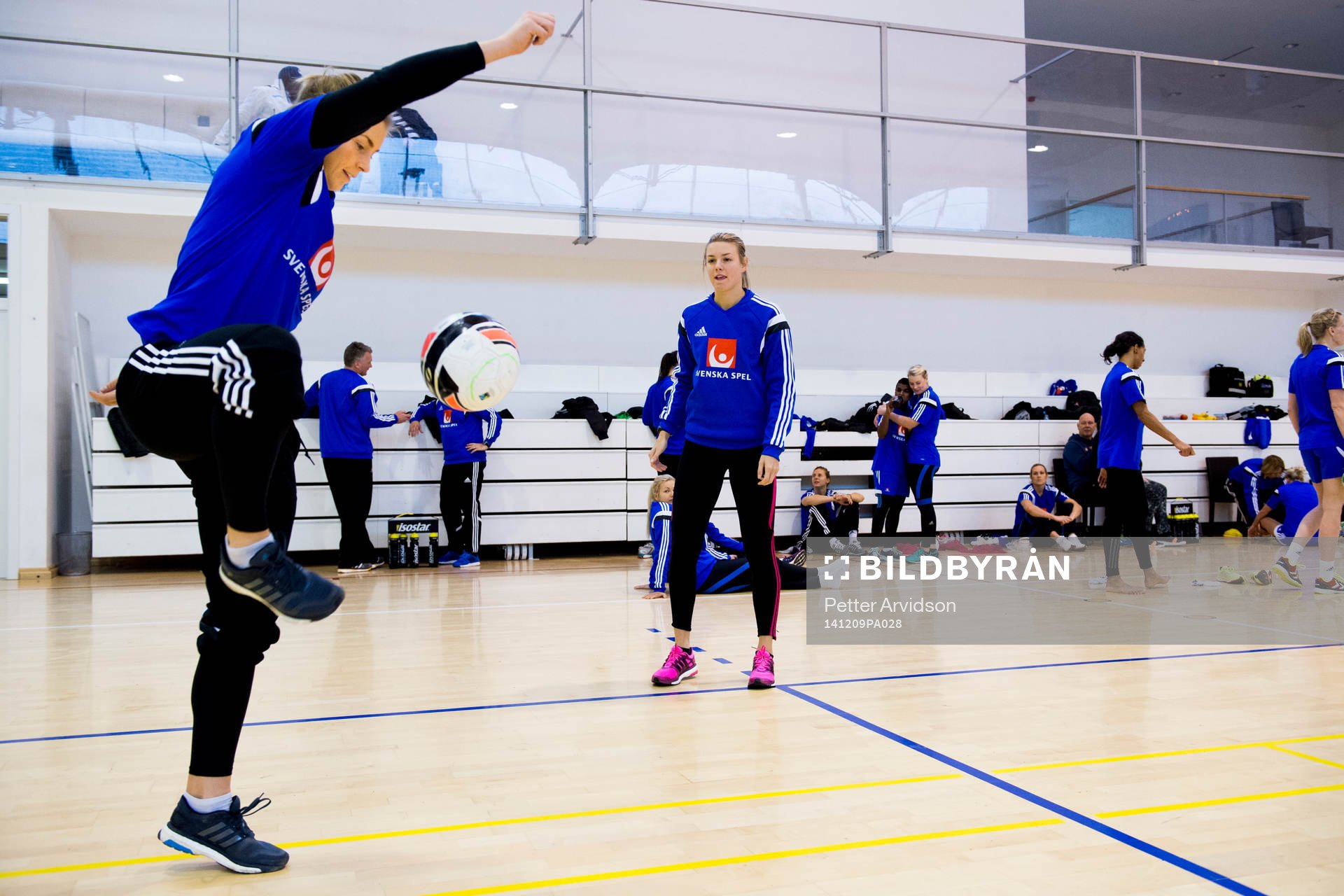 Sveriges Isabelle Gulldén och Hanna Fogelström trixar med