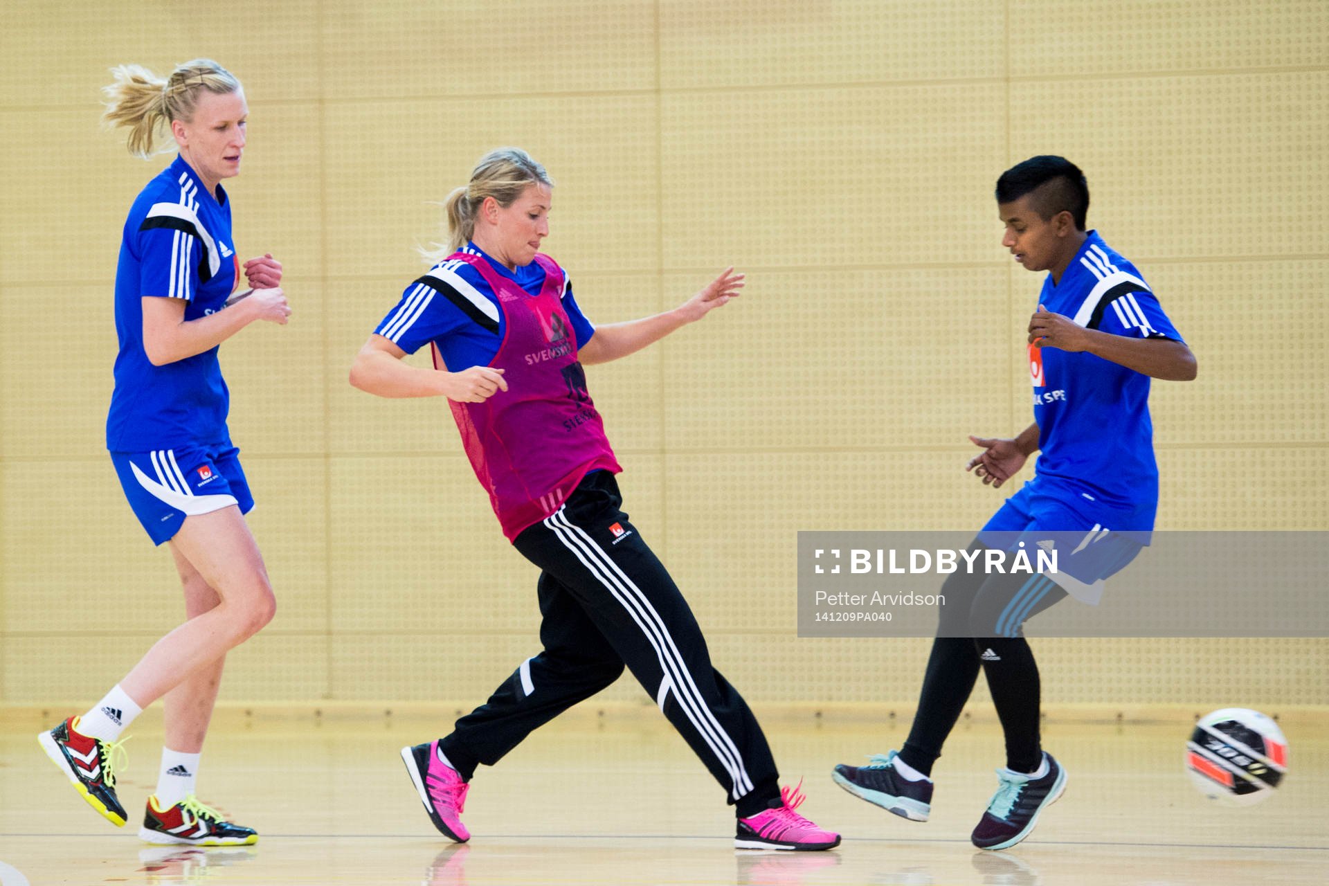 Sveriges Anna-Maria Johansson, Johanna Ahlm och Louise Sand spelar fotboll under en träning den 9 december 2014 i Varazdin. 