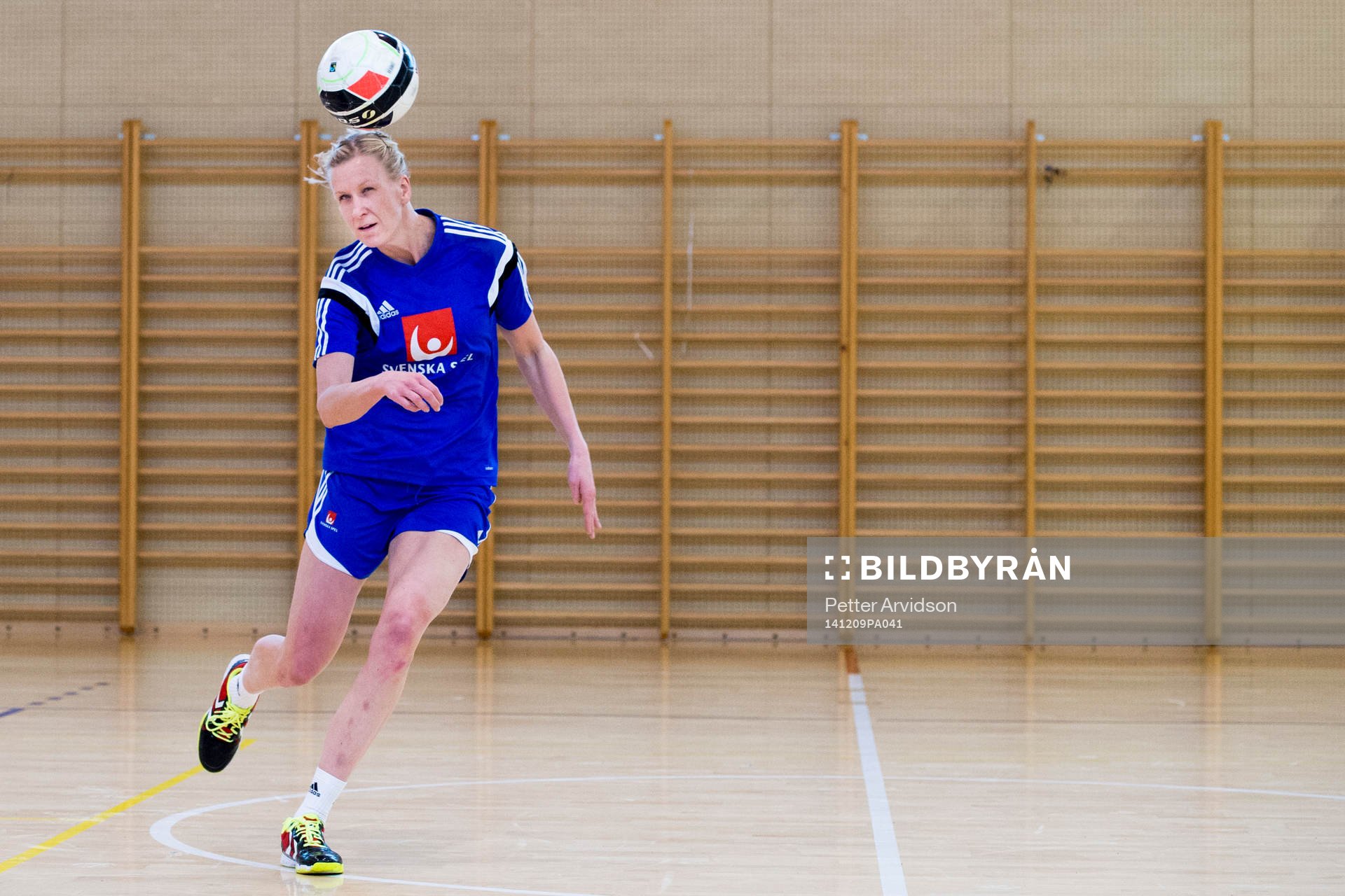 Sveriges Anna-Maria Johansson nickar en fotboll