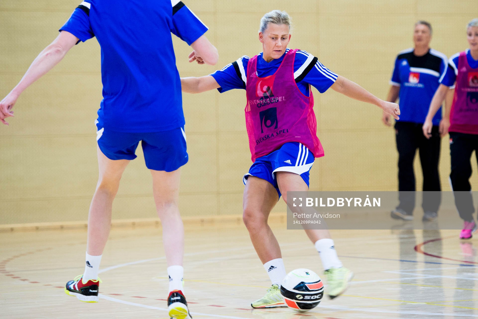 Sveriges Nathalie Hagman spelar fotboll under en träning den 9 december 2014 i Varazdin. 