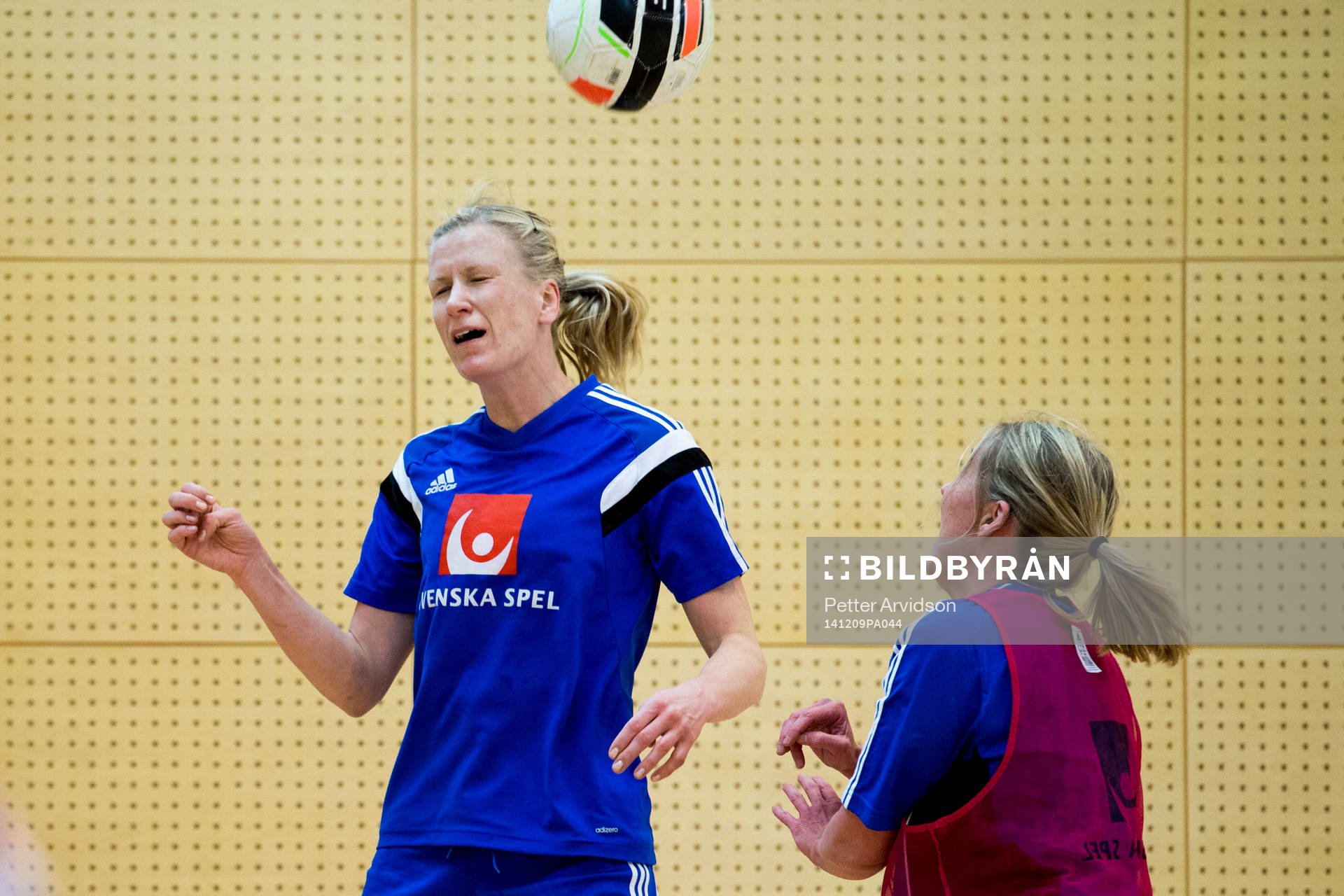 Sveriges Anna-Maria Johansson nickar en fotboll