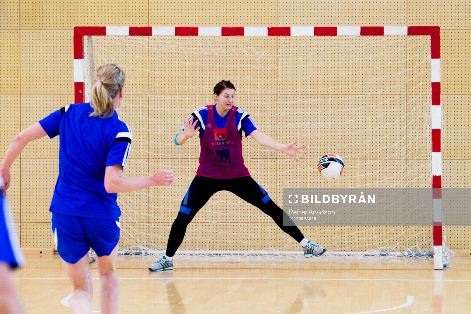 Sveriges Anna-Maria Johansson (ryggen vänd mot kameran) skjuter en straff mot Linn Blohm när truppen spelar fotboll under en träning den 9 december 2014 i Varazdin.