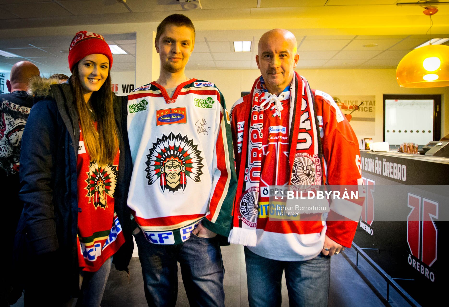 Frölunda och Örebro supportrar i baren innan