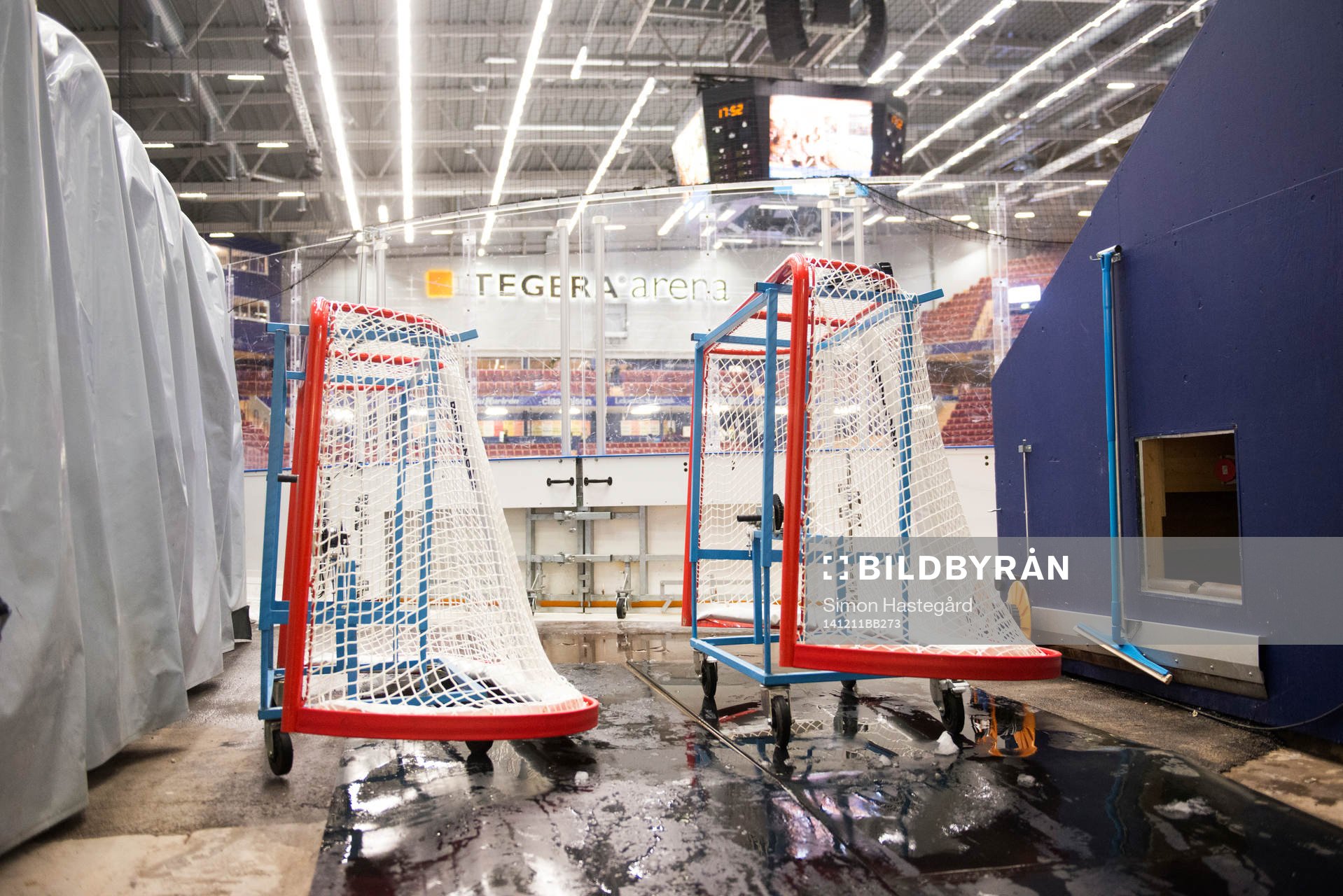 Två hockeymål bakom sargen inne på Tegera Arena före