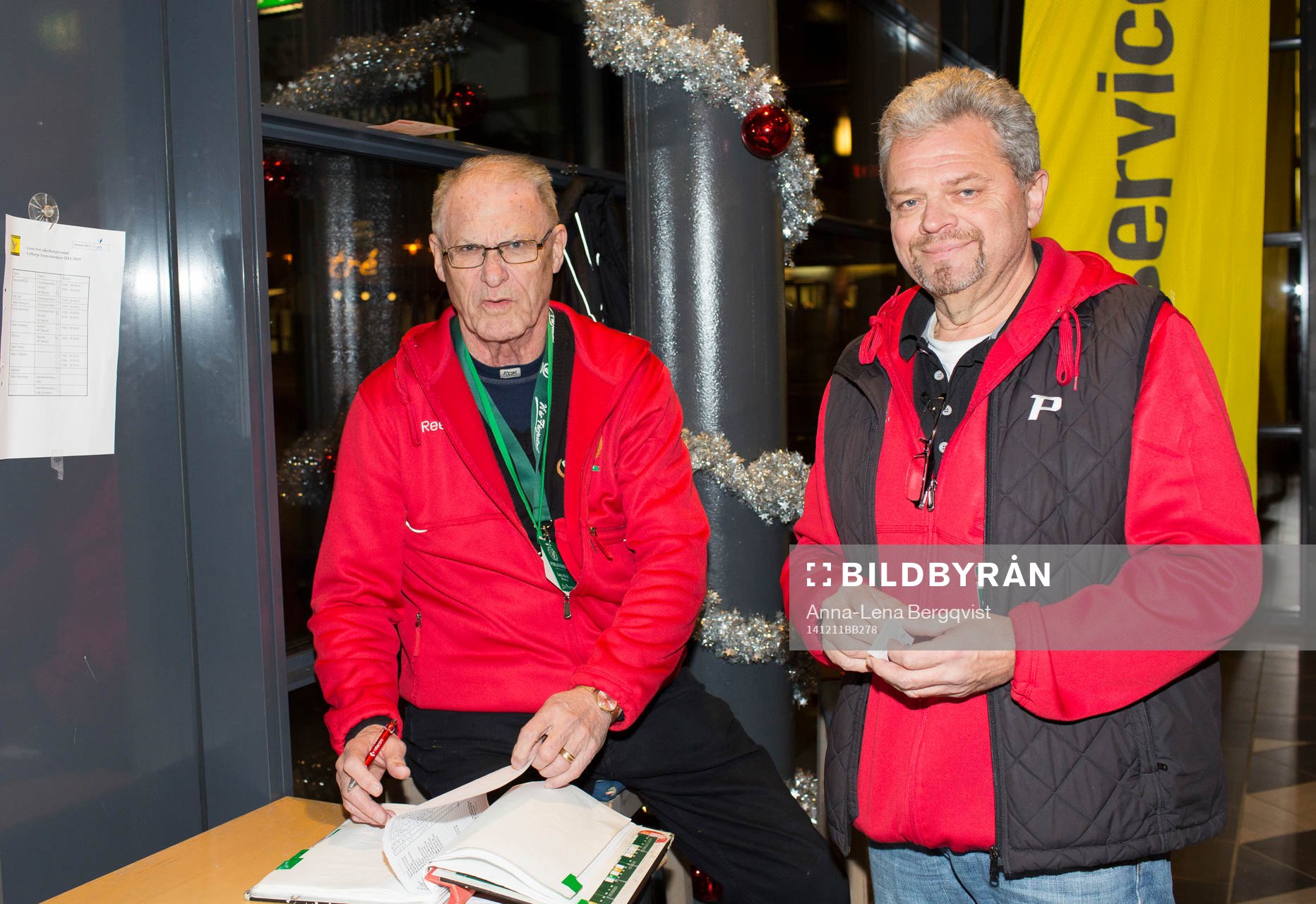 Publikvärdar i entrén innan ishockeymatchen i SHL mellan