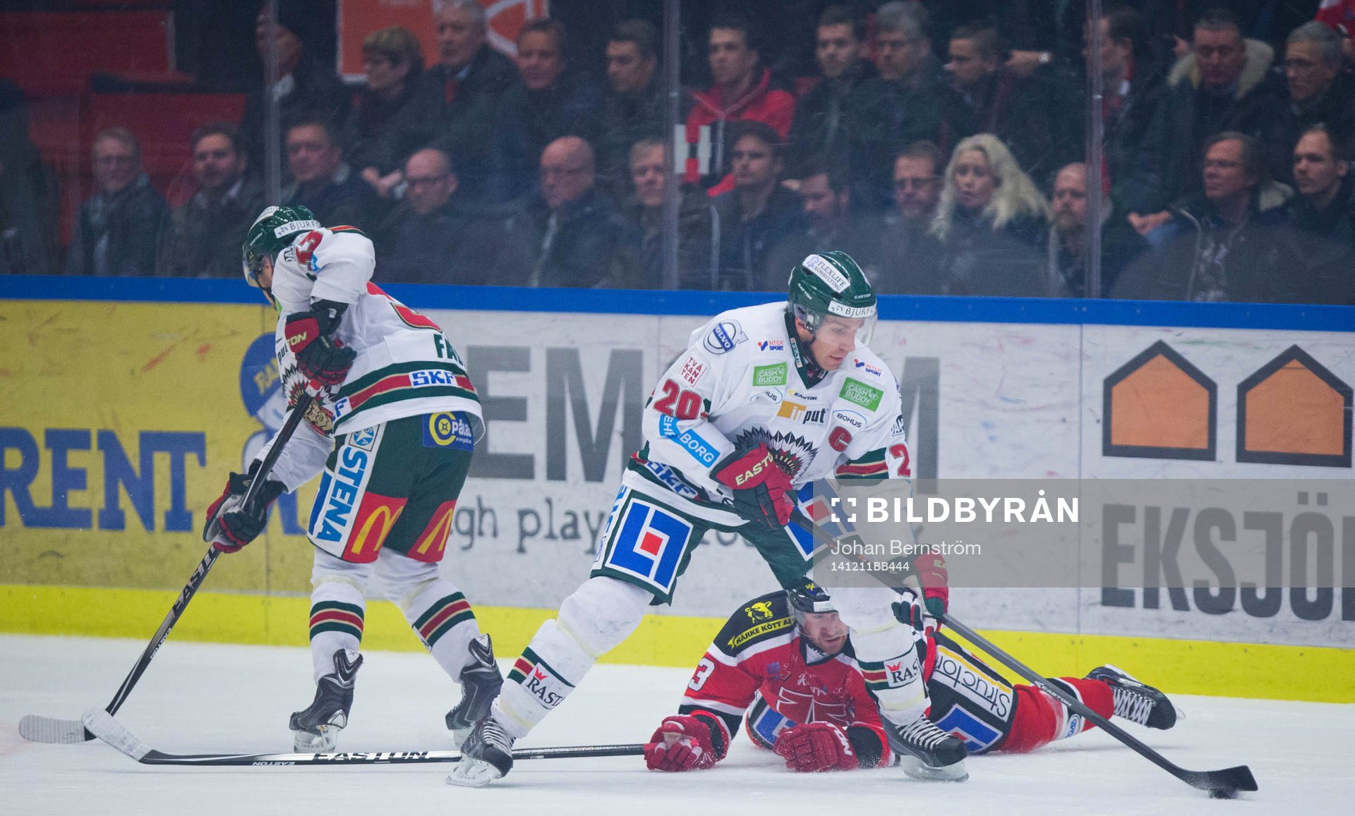 Frölundas Joel Lundqvist med pucken och Örebros Tomas