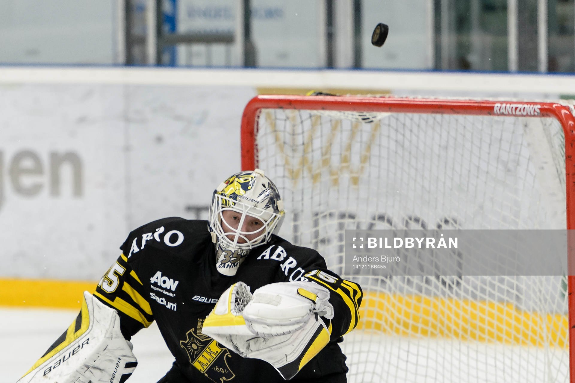 s målvakt Robin Rahm räddar