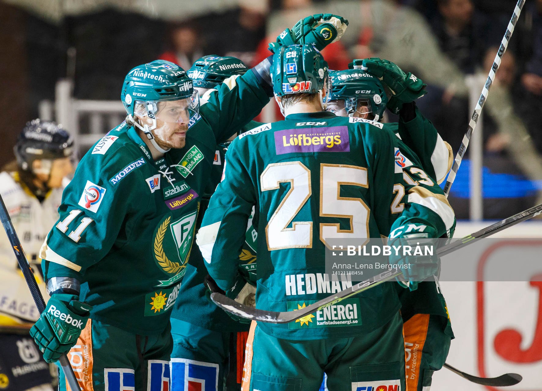 Färjestads Anssi Salmela firar Linus Perssons kvitterings