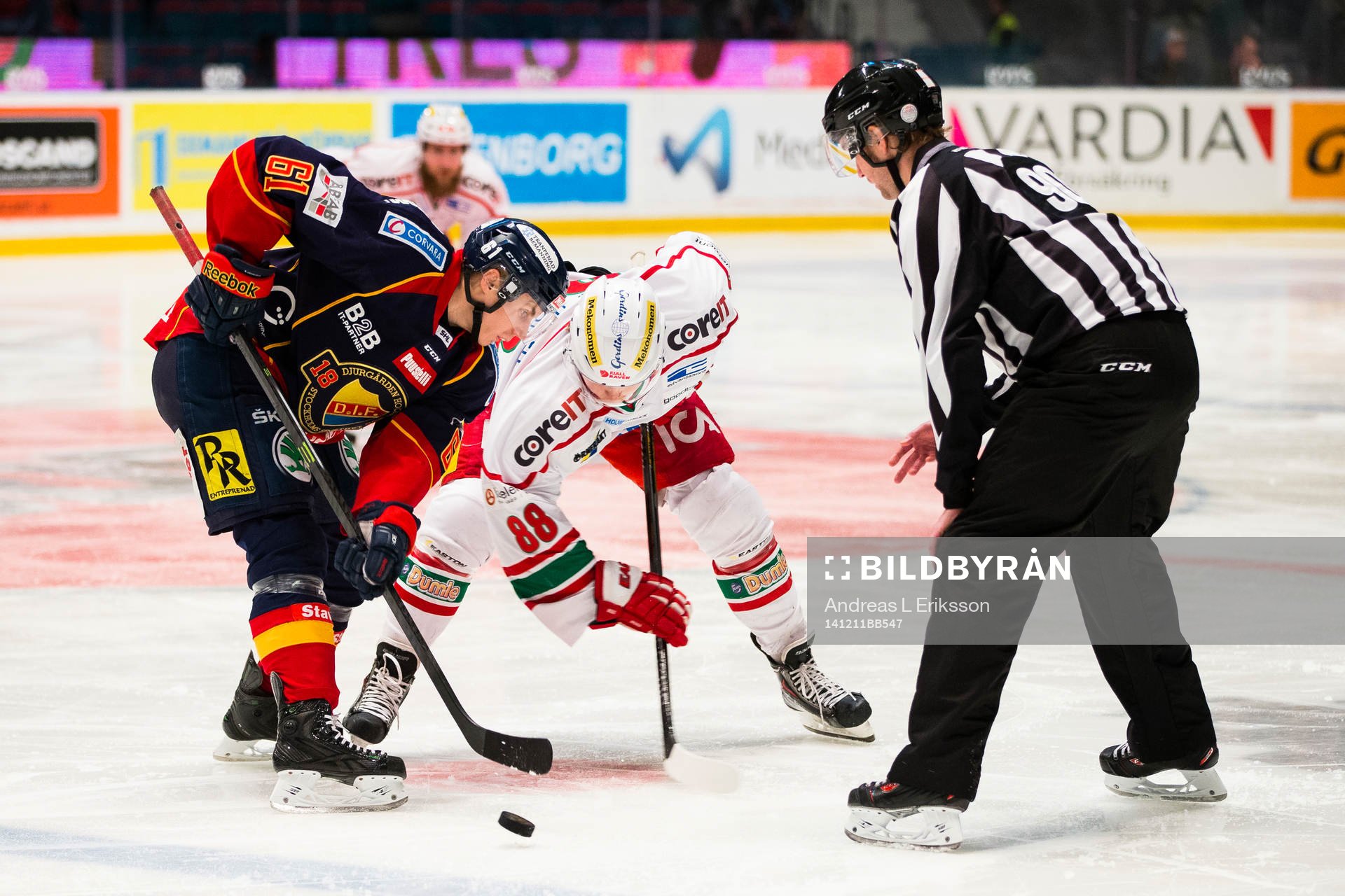 Djurgårdens Markus Ljungh tekar mot Modos William Nylander