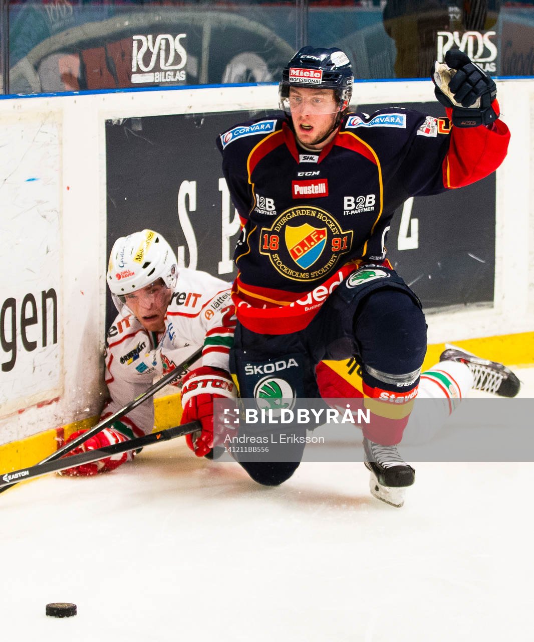 Modos Joonas Nättinen och Djurgårdens Robin Norell i kamp