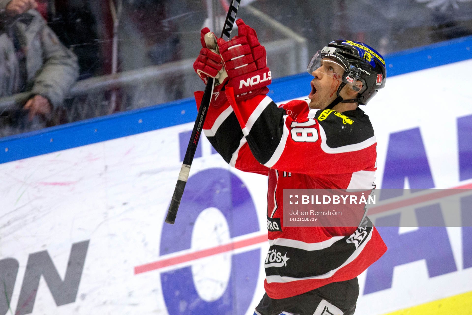En blodig Örebros Jared Aulin jublar